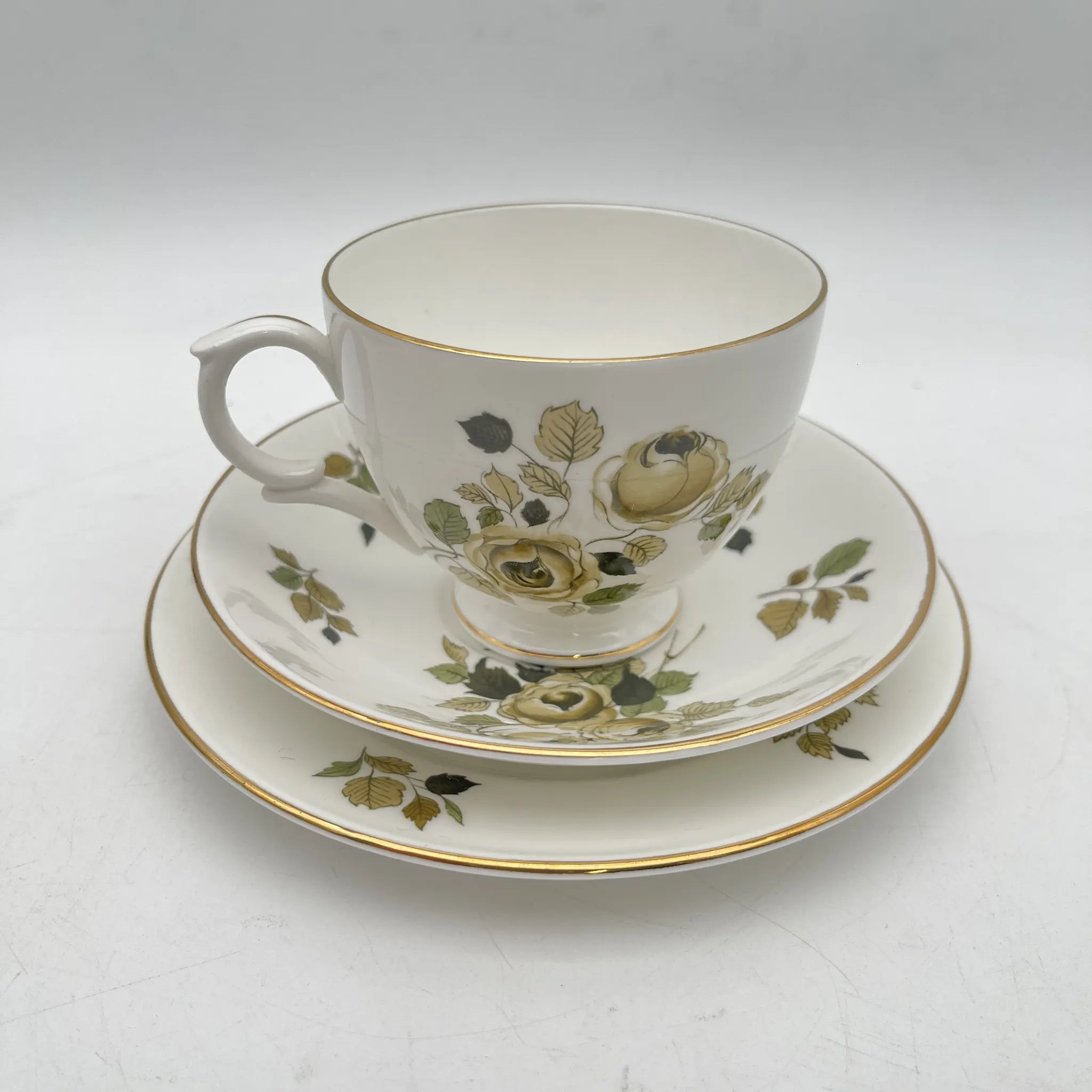 Crown Staffordshire / トリオ(C&S+デザートプレート)2P / 20C中期 / Fine Bone China / イギリス / 薔薇 / [アンティーク]