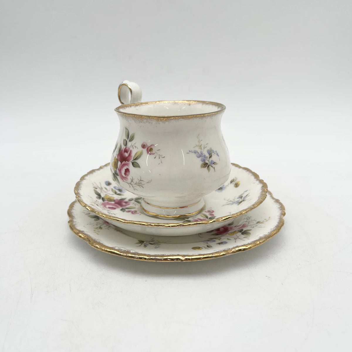 Royal Albert（皇家阿尔伯特）/三重奏（杯&碟子+甜点盘）2p / Tenderness / 1970s- / Bone China /英国/ 骨中国，花卉图案，花卉图案，英国葡萄酒，陶瓷，洛可可风格，古典西餐餐具，金彩装饰，金轮辋/[葡萄酒]