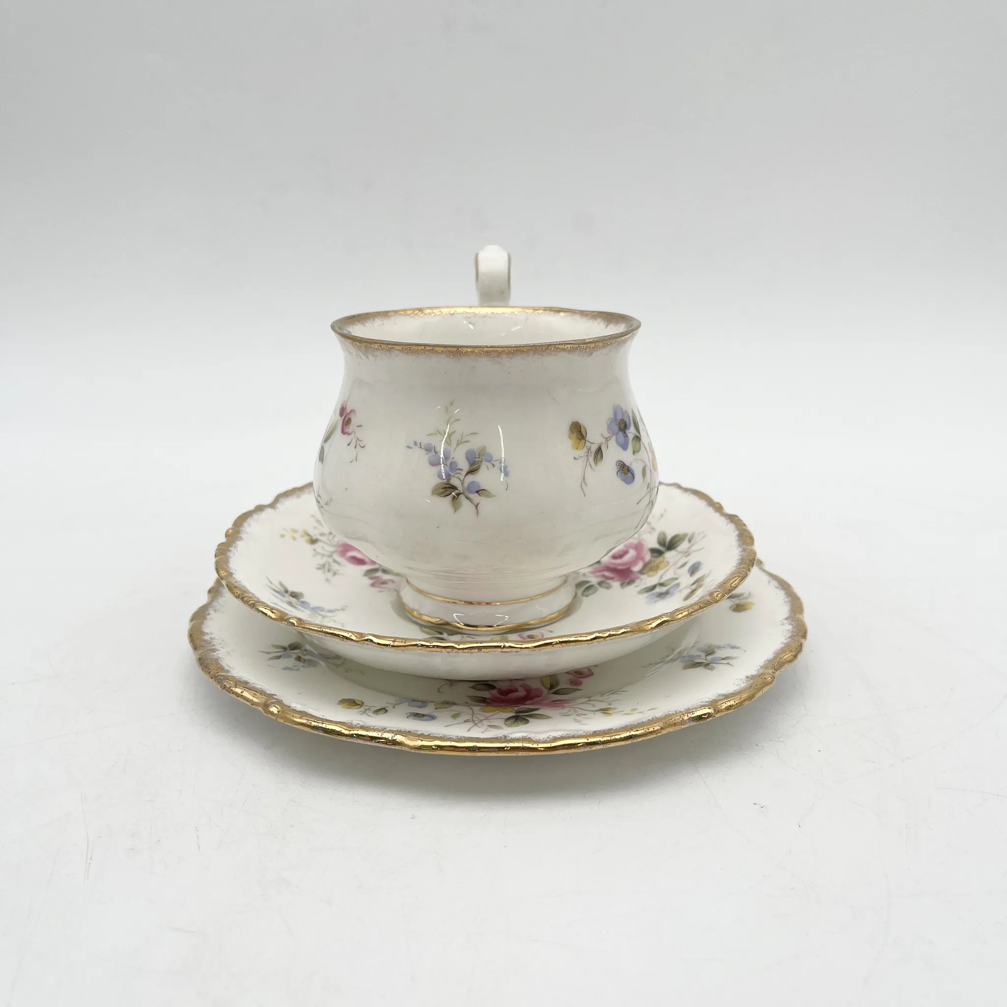Royal Albert（皇家阿尔伯特）/三重奏（杯&碟子+甜点盘）2p / Tenderness / 1970s- / Bone China /英国/ 骨中国，花卉图案，花卉图案，英国葡萄酒，陶瓷，洛可可风格，古典西餐餐具，金彩装饰，金轮辋/[葡萄酒]