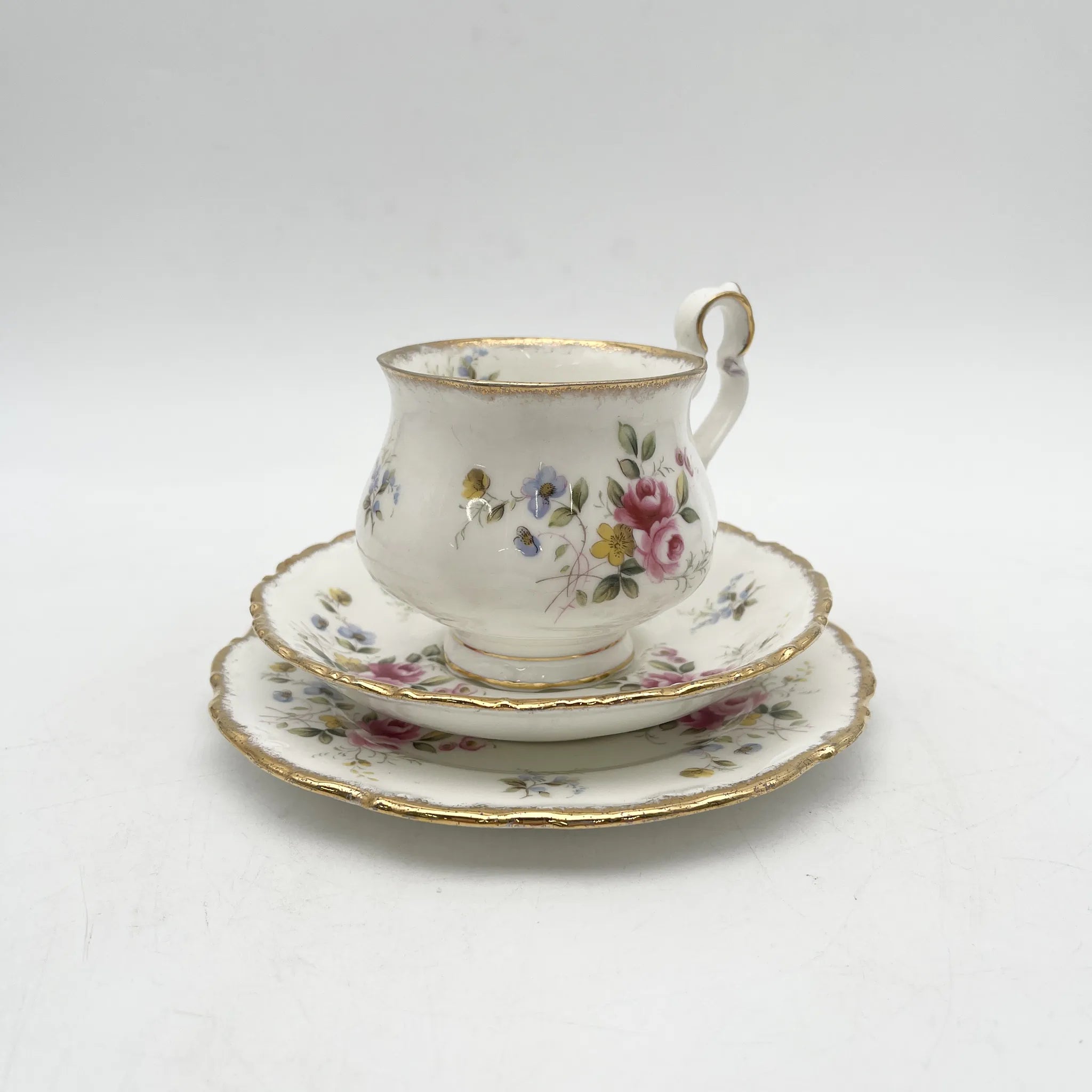 Royal Albert（皇家阿尔伯特）/三重奏（杯&碟子+甜点盘）2p / Tenderness / 1970s- / Bone China /英国/ 骨中国，花卉图案，花卉图案，英国葡萄酒，陶瓷，洛可可风格，古典西餐餐具，金彩装饰，金轮辋/[葡萄酒]