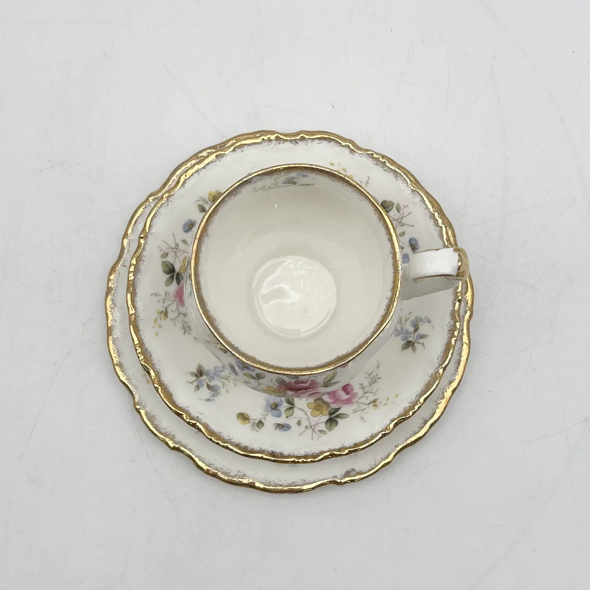 Royal Albert（皇家阿尔伯特）/三重奏（杯&碟子+甜点盘）2p / Tenderness / 1970s- / Bone China /英国/ 骨中国，花卉图案，花卉图案，英国葡萄酒，陶瓷，洛可可风格，古典西餐餐具，金彩装饰，金轮辋/[葡萄酒]