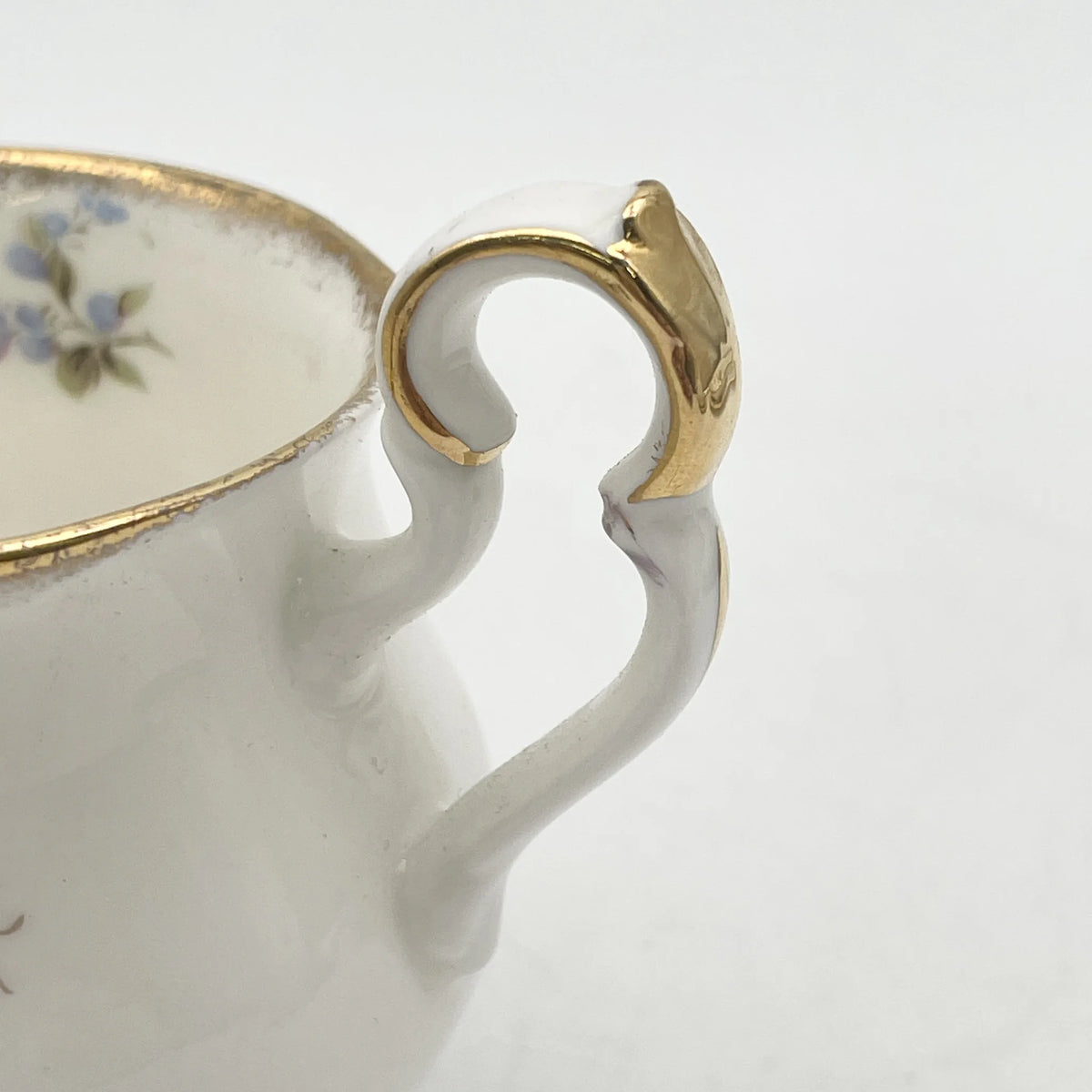 Royal Albert（皇家阿尔伯特）/三重奏（杯&碟子+甜点盘）2p / Tenderness / 1970s- / Bone China /英国/ 骨中国，花卉图案，花卉图案，英国葡萄酒，陶瓷，洛可可风格，古典西餐餐具，金彩装饰，金轮辋/[葡萄酒]