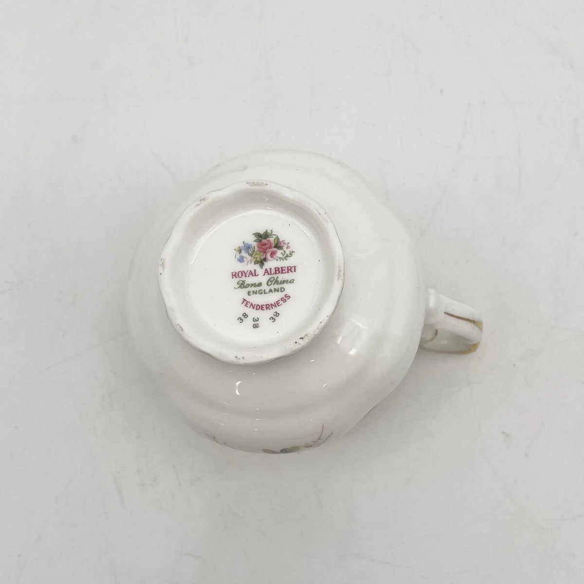 Royal Albert（皇家阿尔伯特）/三重奏（杯&碟子+甜点盘）2p / Tenderness / 1970s- / Bone China /英国/ 骨中国，花卉图案，花卉图案，英国葡萄酒，陶瓷，洛可可风格，古典西餐餐具，金彩装饰，金轮辋/[葡萄酒]