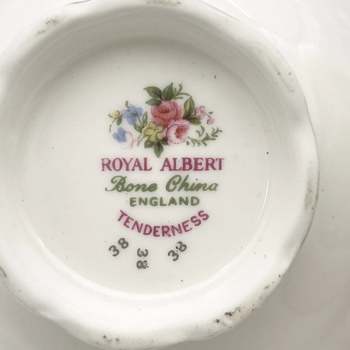 Royal Albert（皇家阿尔伯特）/三重奏（杯&碟子+甜点盘）2p / Tenderness / 1970s- / Bone China /英国/ 骨中国，花卉图案，花卉图案，英国葡萄酒，陶瓷，洛可可风格，古典西餐餐具，金彩装饰，金轮辋/[葡萄酒]