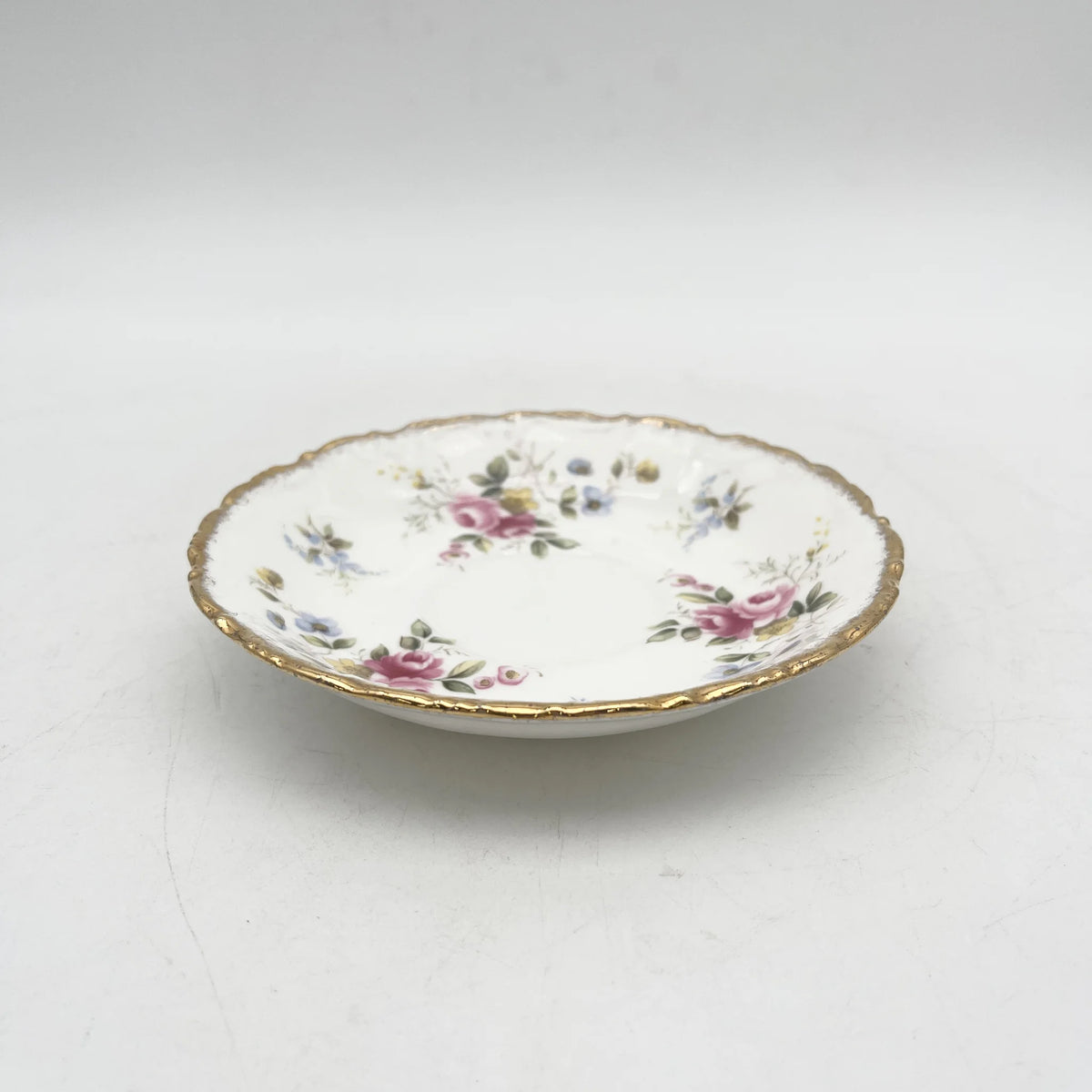Royal Albert（皇家阿尔伯特）/三重奏（杯&碟子+甜点盘）2p / Tenderness / 1970s- / Bone China /英国/ 骨中国，花卉图案，花卉图案，英国葡萄酒，陶瓷，洛可可风格，古典西餐餐具，金彩装饰，金轮辋/[葡萄酒]