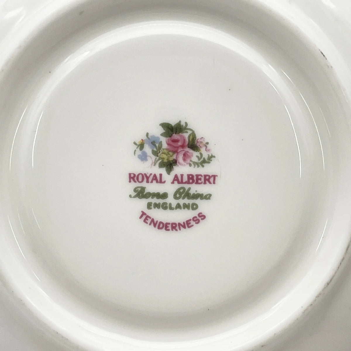Royal Albert（皇家阿尔伯特）/三重奏（杯&碟子+甜点盘）2p / Tenderness / 1970s- / Bone China /英国/ 骨中国，花卉图案，花卉图案，英国葡萄酒，陶瓷，洛可可风格，古典西餐餐具，金彩装饰，金轮辋/[葡萄酒]