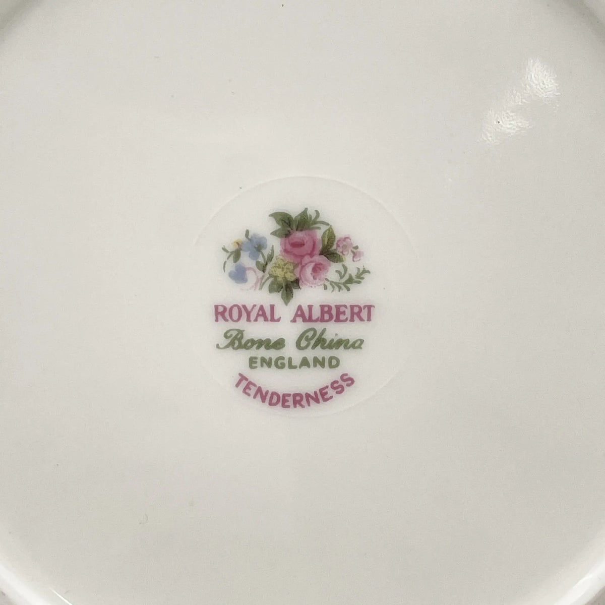 Royal Albert（皇家阿尔伯特）/三重奏（杯&碟子+甜点盘）2p / Tenderness / 1970s- / Bone China /英国/ 骨中国，花卉图案，花卉图案，英国葡萄酒，陶瓷，洛可可风格，古典西餐餐具，金彩装饰，金轮辋/[葡萄酒]