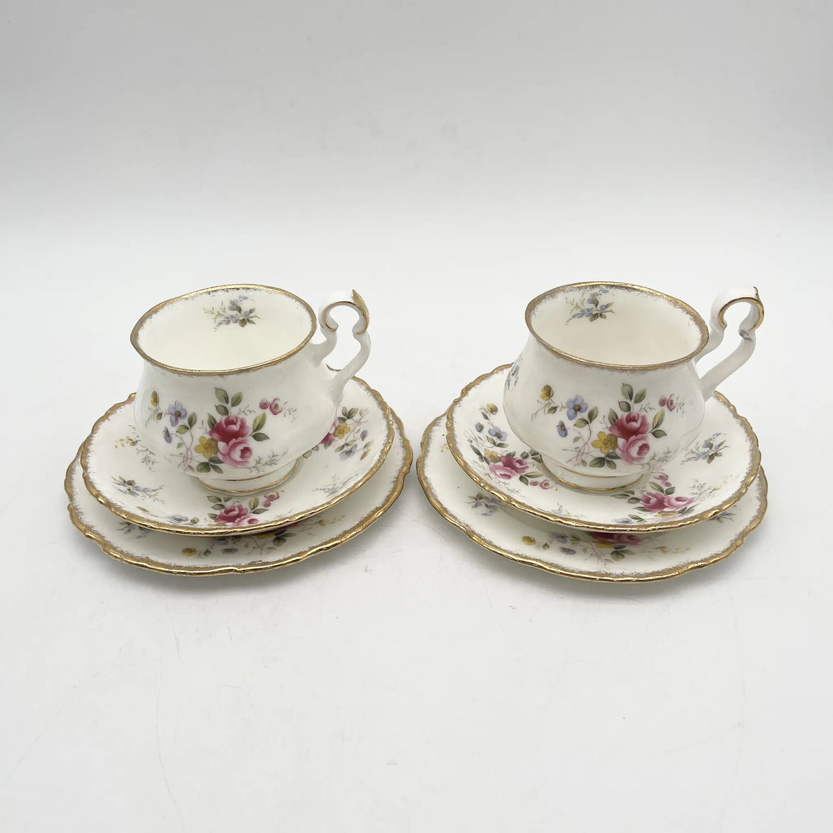 Royal Albert（皇家阿尔伯特）/三重奏（杯&碟子+甜点盘）2p / Tenderness / 1970s- / Bone China /英国/ 骨中国，花卉图案，花卉图案，英国葡萄酒，陶瓷，洛可可风格，古典西餐餐具，金彩装饰，金轮辋/[葡萄酒]