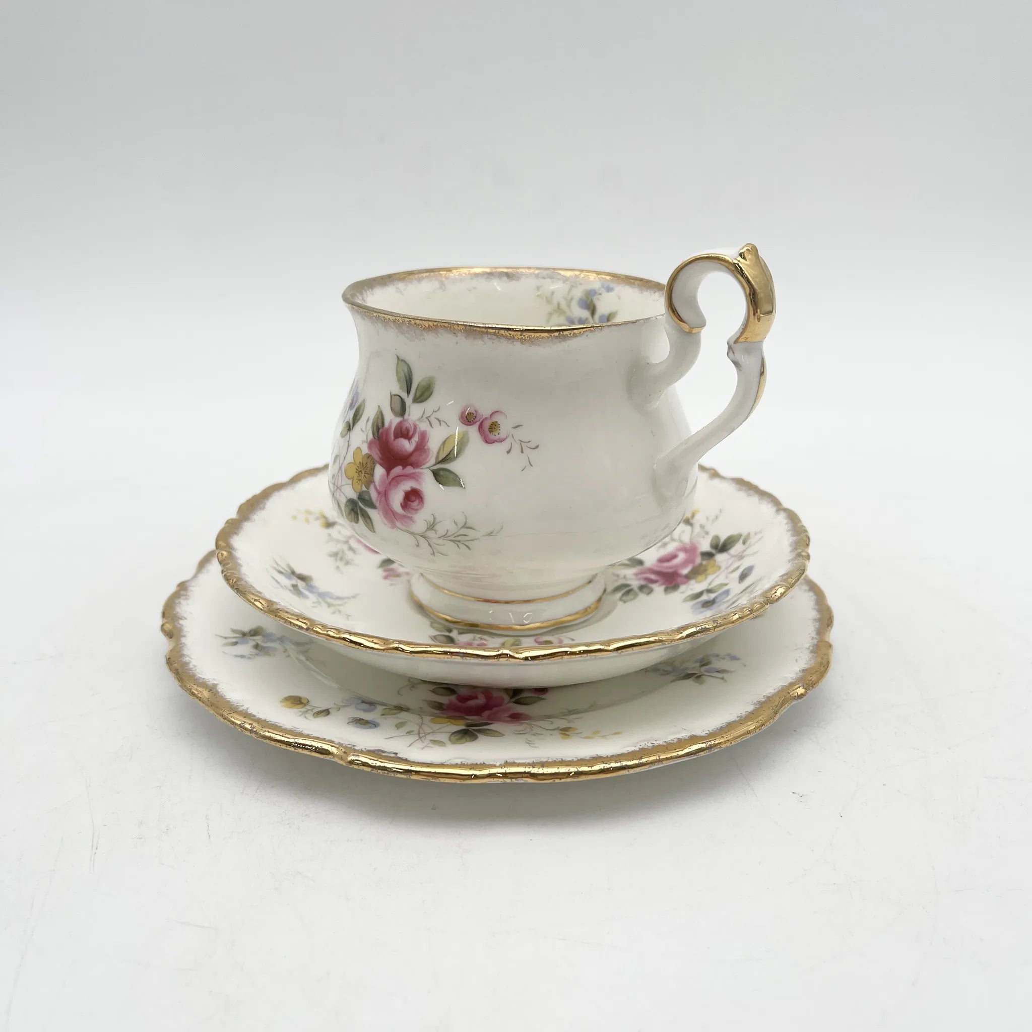 Royal Albert（皇家阿尔伯特）/三重奏（杯&碟子+甜点盘）2p / Tenderness / 1970s- / Bone China /英国/ 骨中国，花卉图案，花卉图案，英国葡萄酒，陶瓷，洛可可风格，古典西餐餐具，金彩装饰，金轮辋/[葡萄酒]