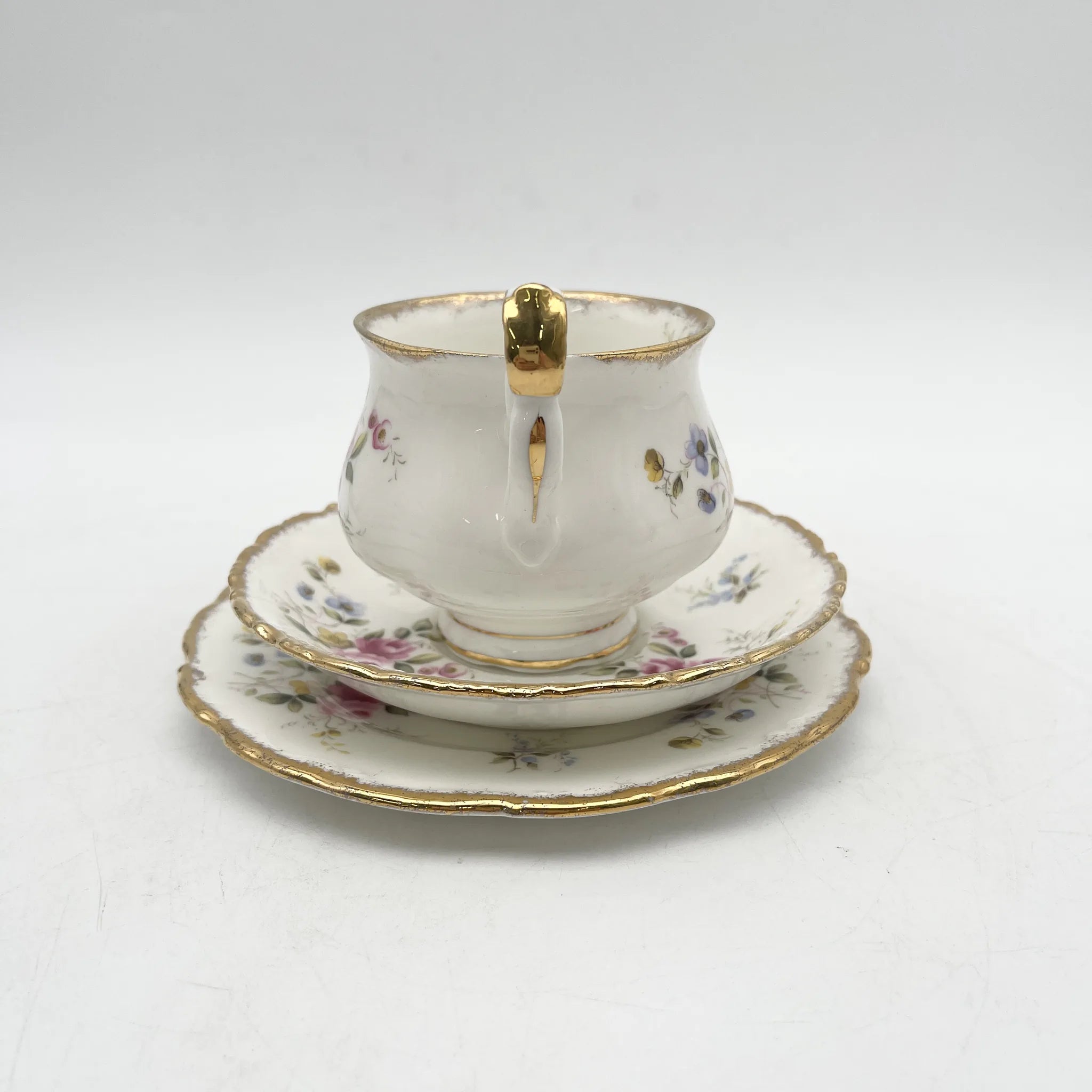 Royal Albert（皇家阿尔伯特）/三重奏（杯&碟子+甜点盘）2p / Tenderness / 1970s- / Bone China /英国/ 骨中国，花卉图案，花卉图案，英国葡萄酒，陶瓷，洛可可风格，古典西餐餐具，金彩装饰，金轮辋/[葡萄酒]