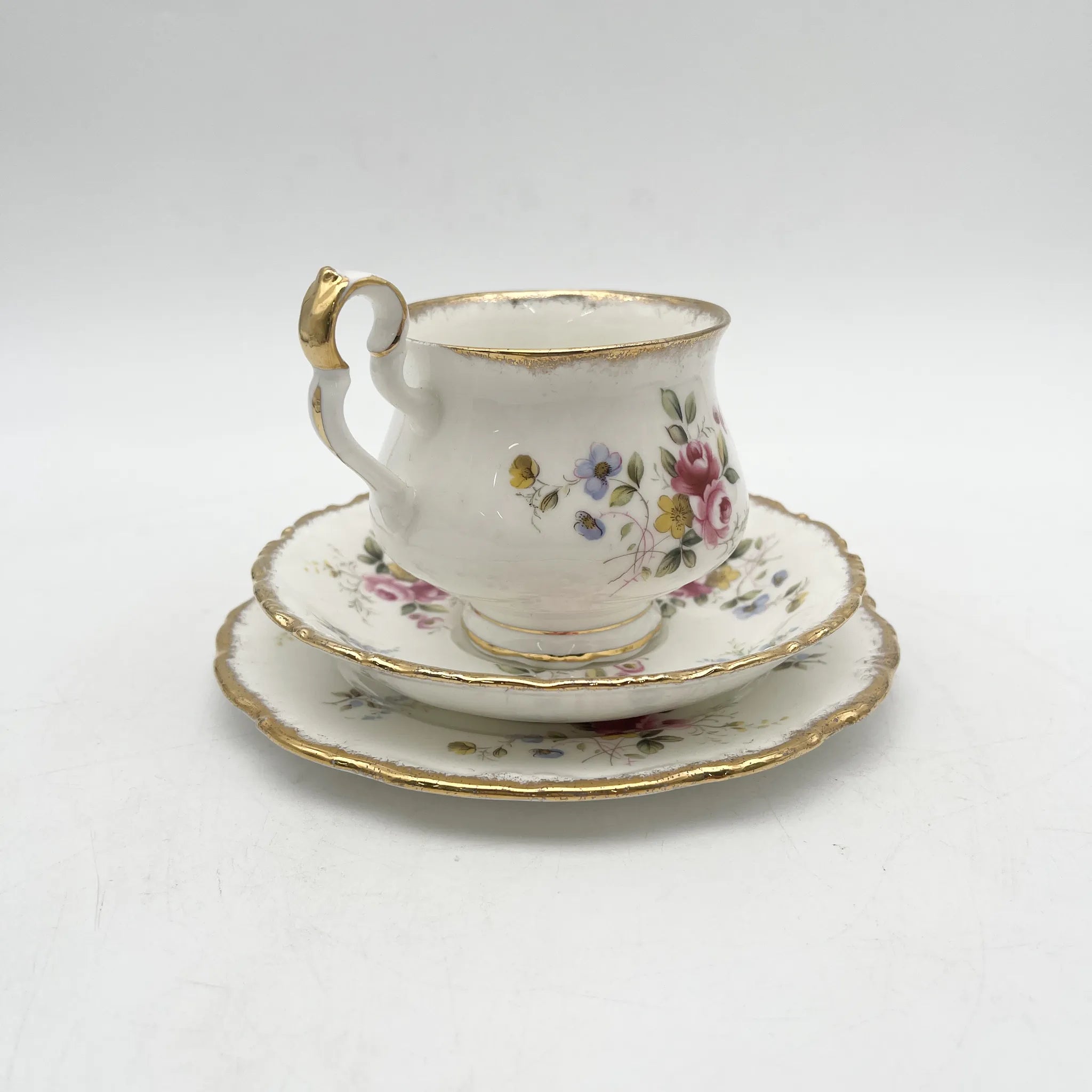 Royal Albert（皇家阿尔伯特）/三重奏（杯&碟子+甜点盘）2p / Tenderness / 1970s- / Bone China /英国/ 骨中国，花卉图案，花卉图案，英国葡萄酒，陶瓷，洛可可风格，古典西餐餐具，金彩装饰，金轮辋/[葡萄酒]