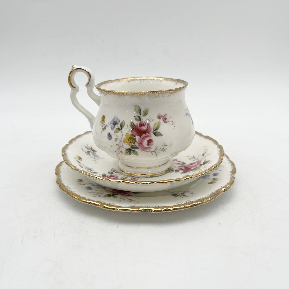Royal Albert（皇家阿尔伯特）/三重奏（杯&碟子+甜点盘）2p / Tenderness / 1970s- / Bone China /英国/ 骨中国，花卉图案，花卉图案，英国葡萄酒，陶瓷，洛可可风格，古典西餐餐具，金彩装饰，金轮辋/[葡萄酒]