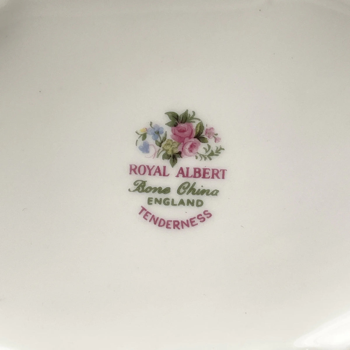 Royal Albert /茶壶/ Tenderness / 1970s- / Bone China /英国/ 骨中国，花卉图案，花卉图案，英国葡萄酒，陶瓷，洛可可风格，古典西餐餐具，金彩装饰，金轮辋/[葡萄酒]