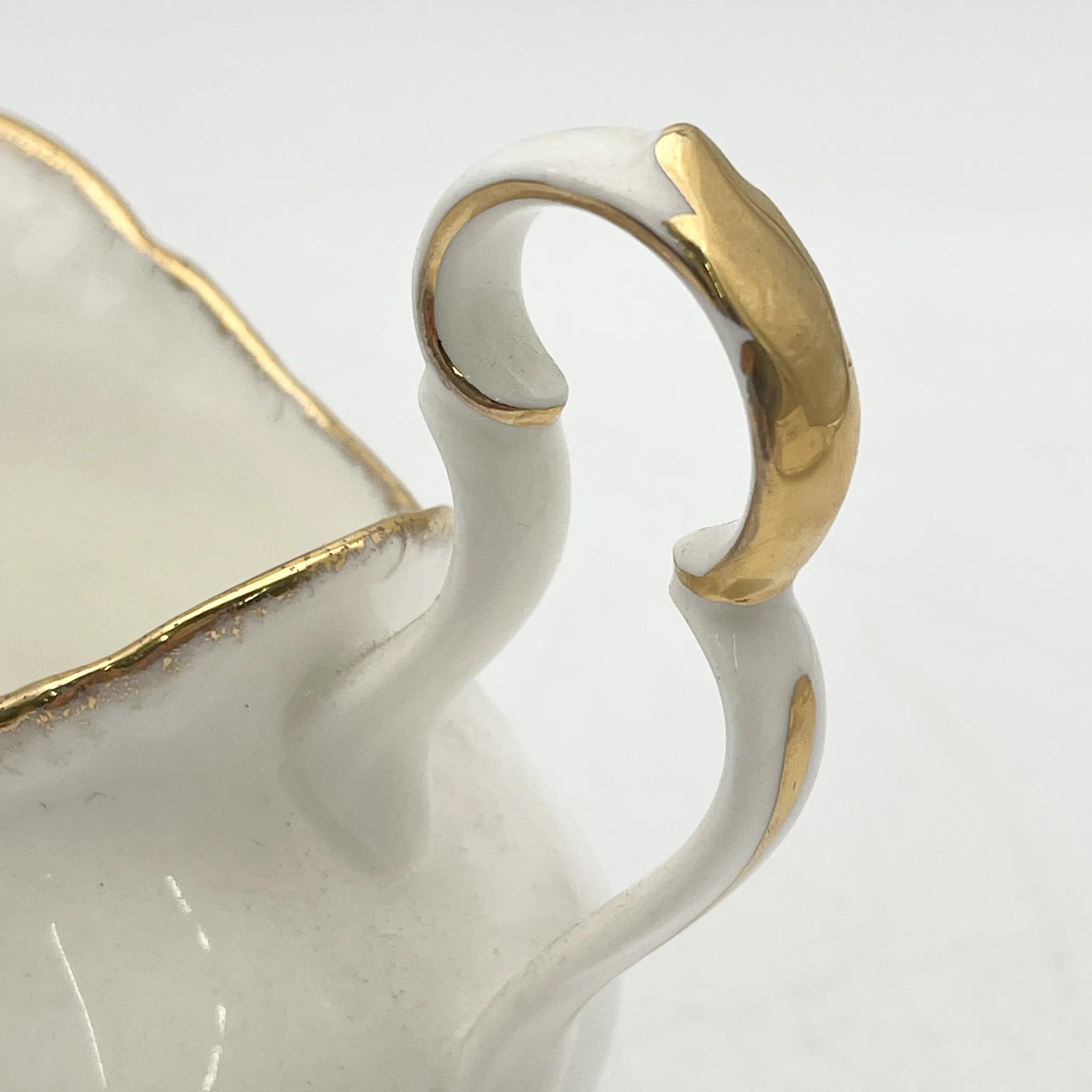 Royal Albert / cremer / Tenderness / 1970s- / Bone China /英国/ 骨中国，花卉图案，花卉图案，英国葡萄酒，陶瓷，洛可可风格，古典西餐餐具，金彩装饰，金轮辋/[葡萄酒]