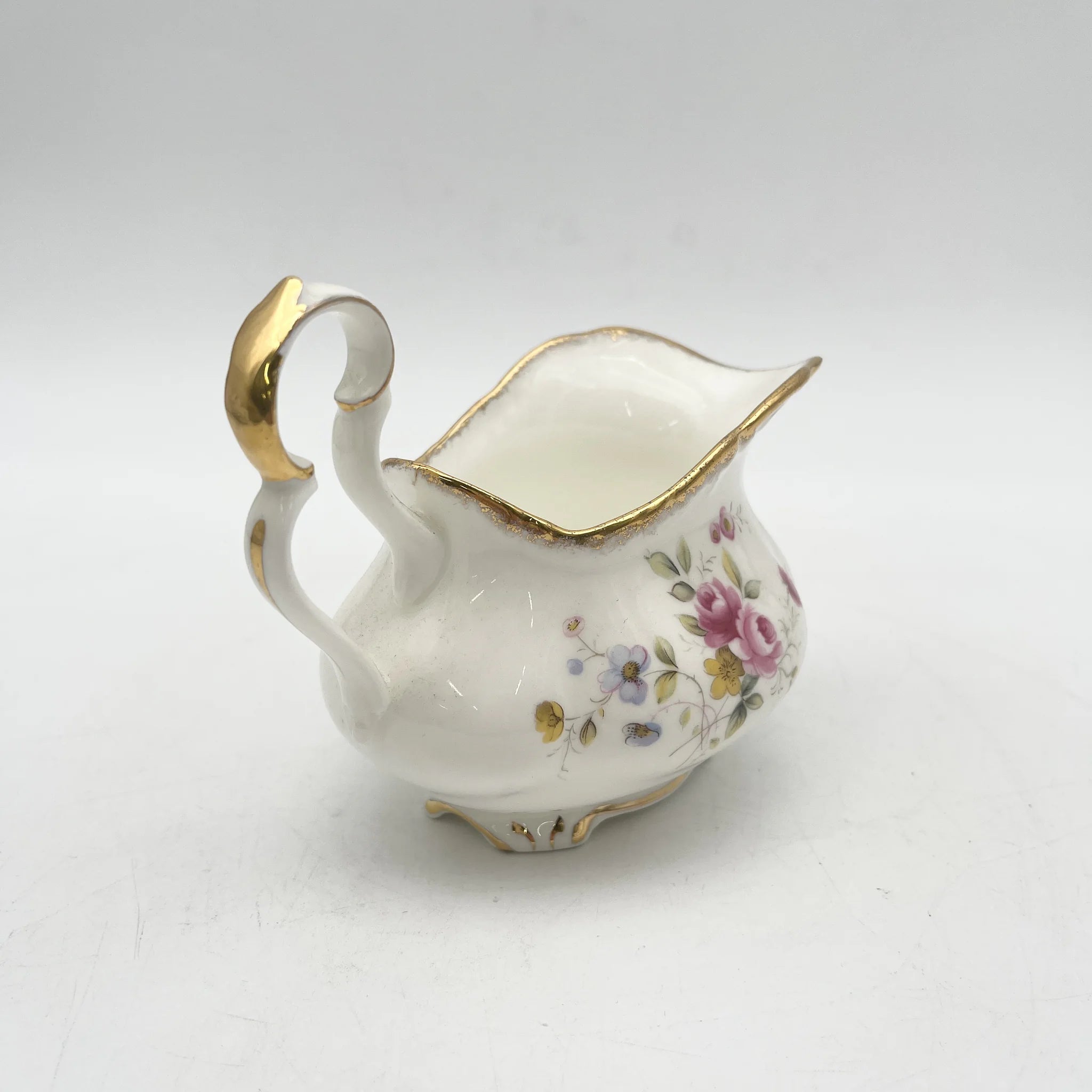 Royal Albert / cremer / Tenderness / 1970s- / Bone China /英国/ 骨中国，花卉图案，花卉图案，英国葡萄酒，陶瓷，洛可可风格，古典西餐餐具，金彩装饰，金轮辋/[葡萄酒]