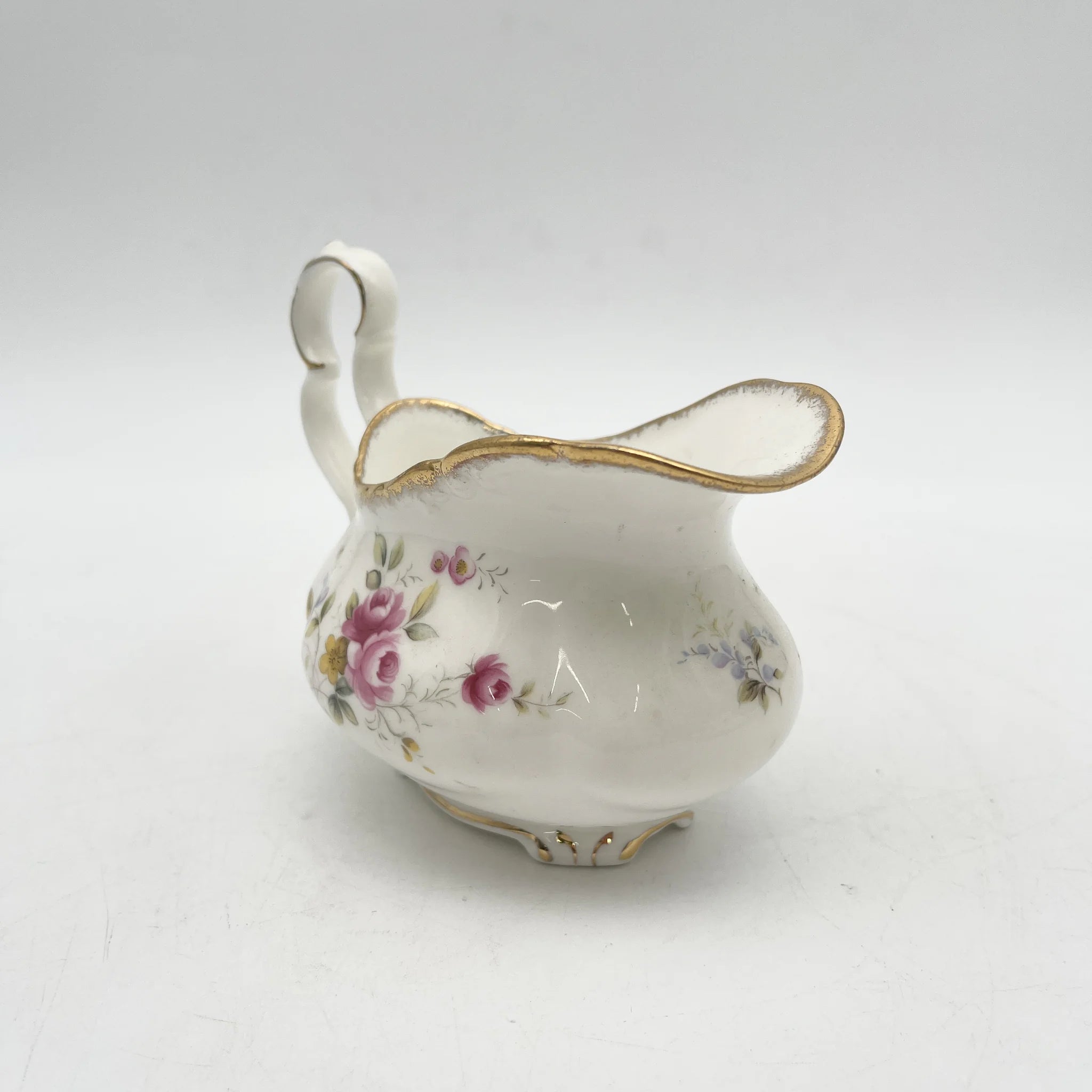 Royal Albert / cremer / Tenderness / 1970s- / Bone China /英国/ 骨中国，花卉图案，花卉图案，英国葡萄酒，陶瓷，洛可可风格，古典西餐餐具，金彩装饰，金轮辋/[葡萄酒]