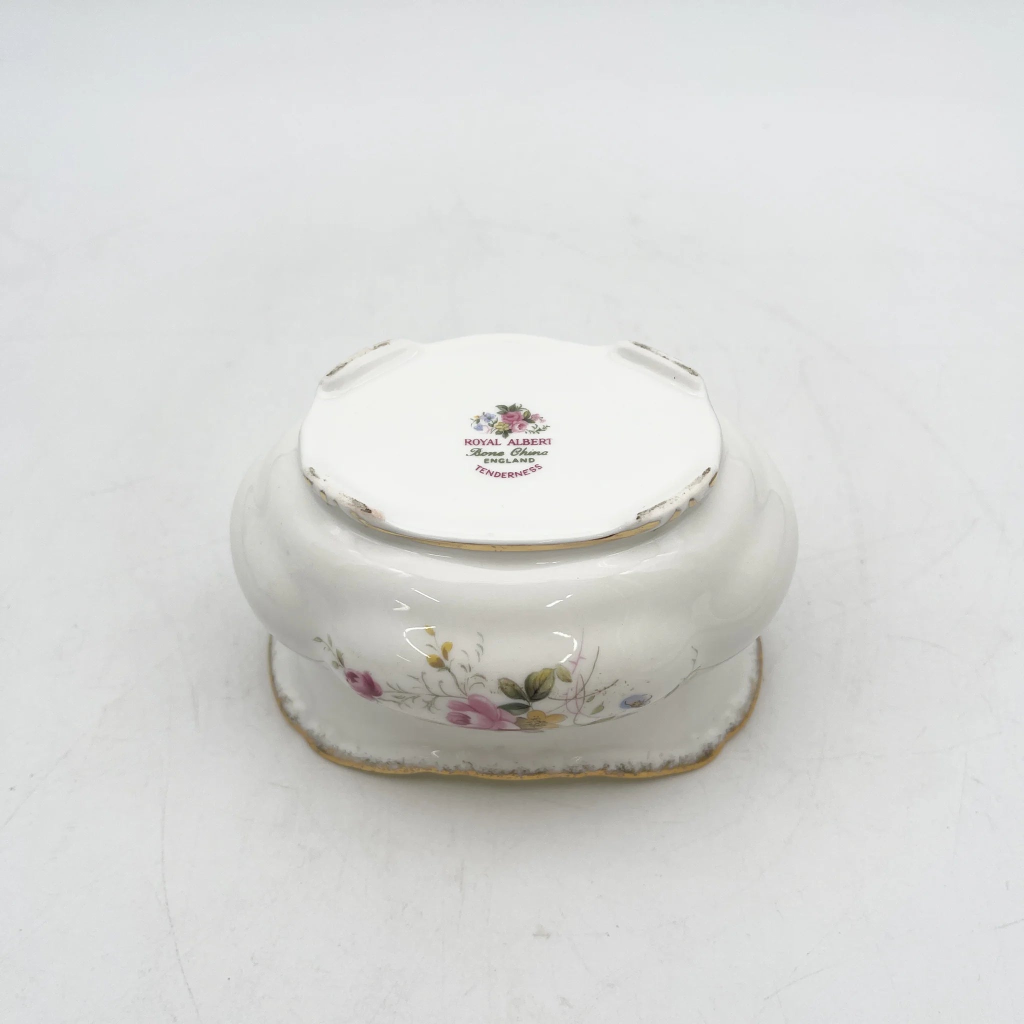 Royal Albert /糖碗/ Tenderness / 1970s- / Bone China /英国/ 骨中国，花卉图案，花卉图案，英国葡萄酒，陶瓷，洛可可风格，古典西餐餐具，金彩装饰，金轮辋/[葡萄酒]