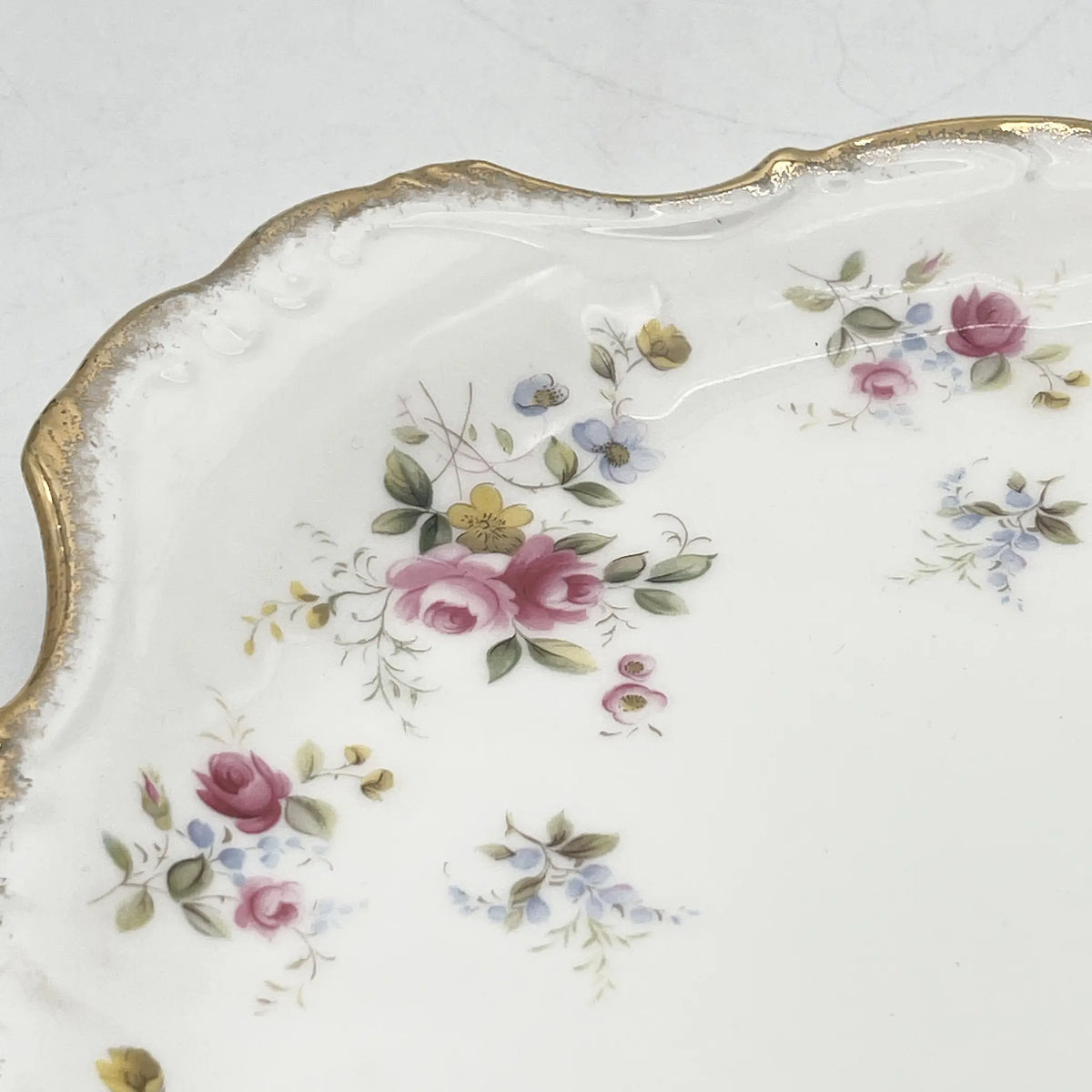 Royal Albert /主餐盘/ Tenderness / 1970s- / Bone China /英国/ 骨中国，花卉图案，花卉图案，英国葡萄酒，陶瓷，洛可可风格，古典西餐餐具，金彩装饰，金轮辋/[葡萄酒]