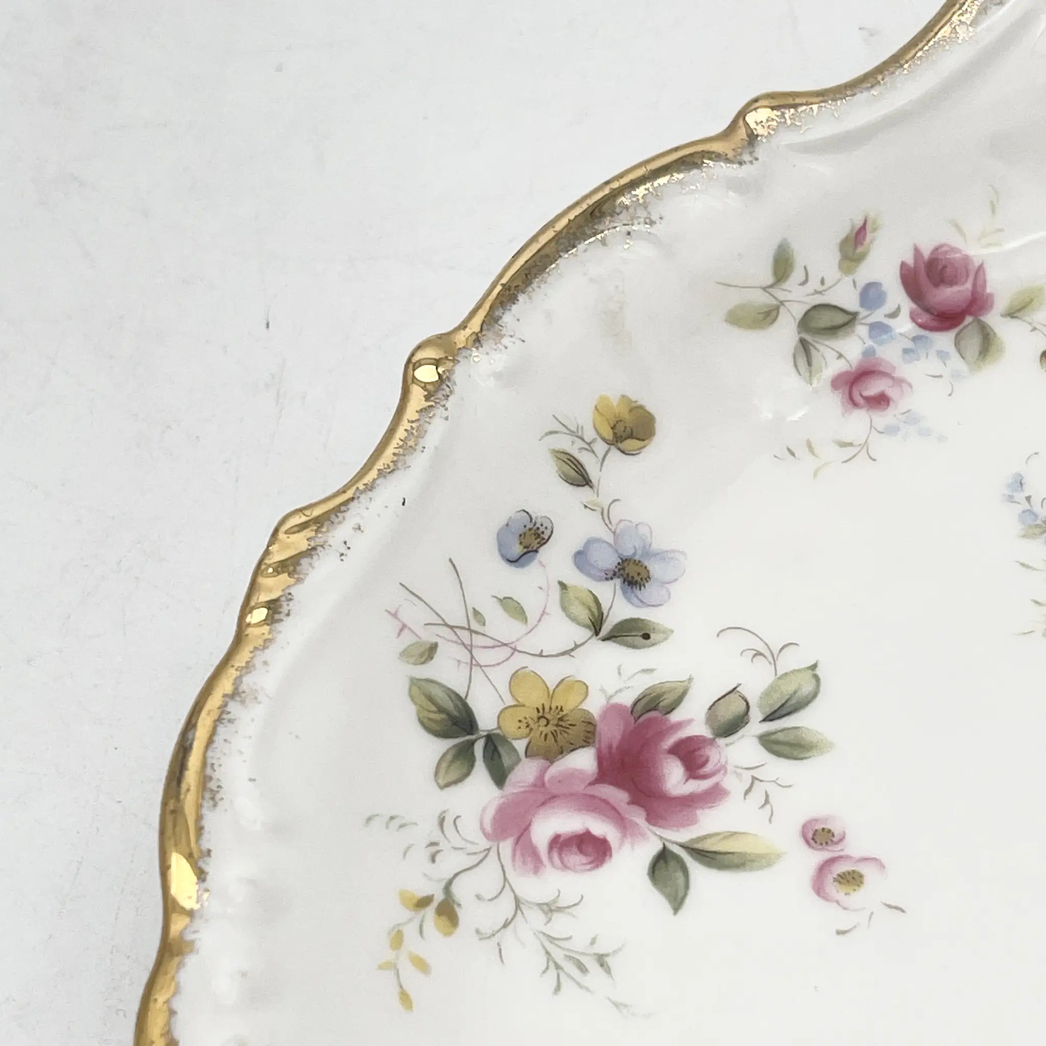 Royal Albert /主餐盘/ Tenderness / 1970s- / Bone China /英国/ 骨中国，花卉图案，花卉图案，英国葡萄酒，陶瓷，洛可可风格，古典西餐餐具，金彩装饰，金轮辋/[葡萄酒]