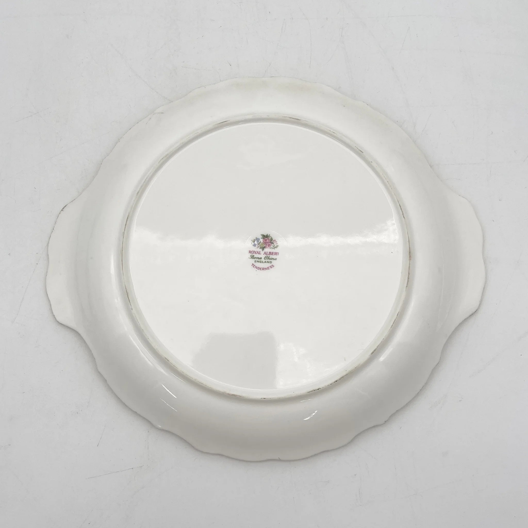 Royal Albert /主餐盘/ Tenderness / 1970s- / Bone China /英国/ 骨中国，花卉图案，花卉图案，英国葡萄酒，陶瓷，洛可可风格，古典西餐餐具，金彩装饰，金轮辋/[葡萄酒]