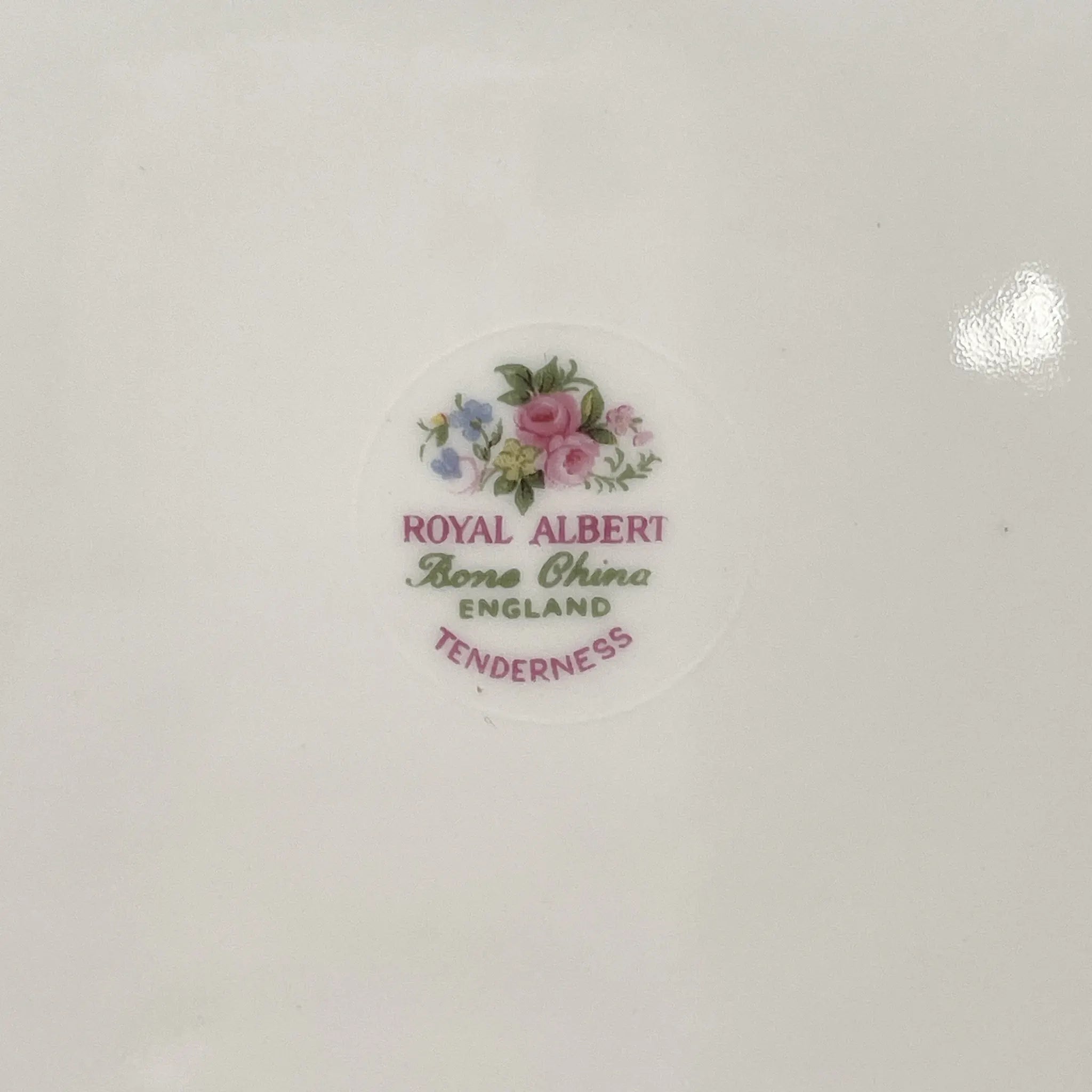 Royal Albert /主餐盘/ Tenderness / 1970s- / Bone China /英国/ 骨中国，花卉图案，花卉图案，英国葡萄酒，陶瓷，洛可可风格，古典西餐餐具，金彩装饰，金轮辋/[葡萄酒]