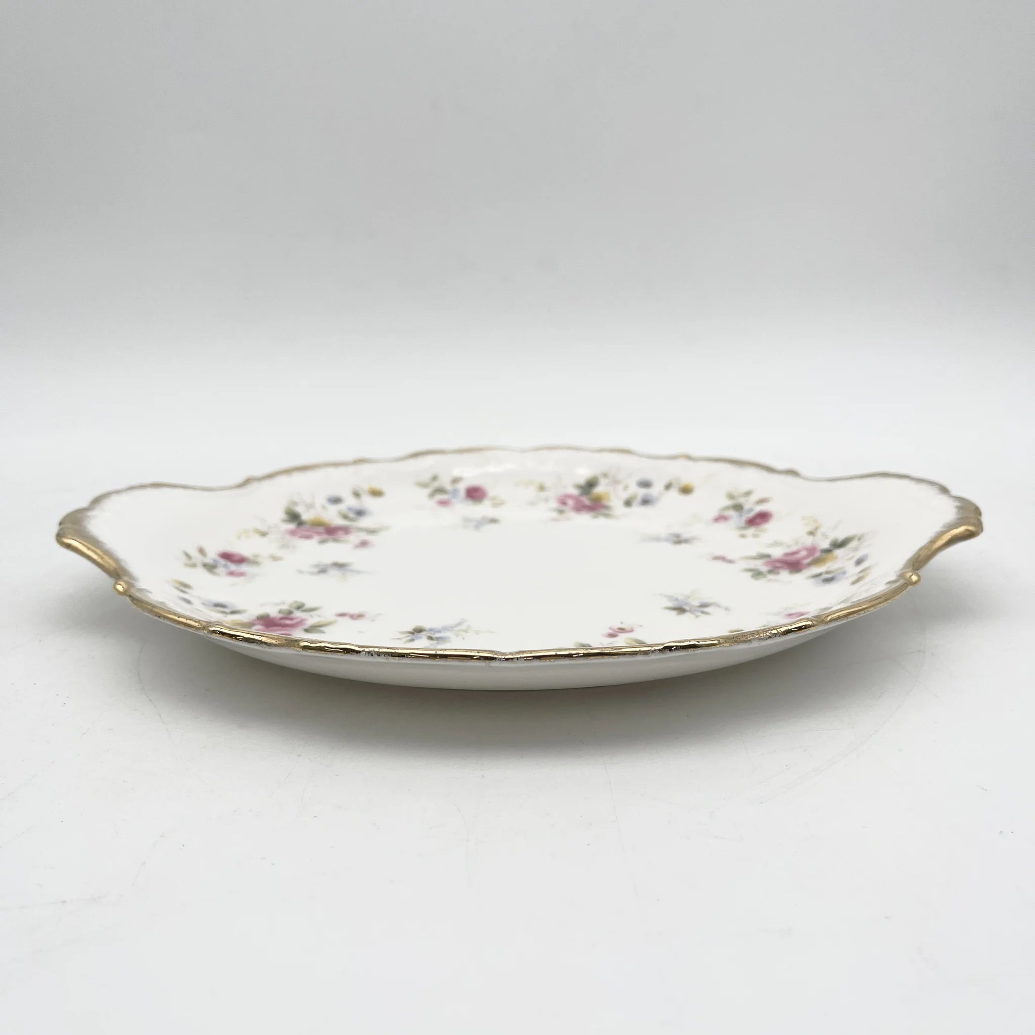 Royal Albert /主餐盘/ Tenderness / 1970s- / Bone China /英国/ 骨中国，花卉图案，花卉图案，英国葡萄酒，陶瓷，洛可可风格，古典西餐餐具，金彩装饰，金轮辋/[葡萄酒]