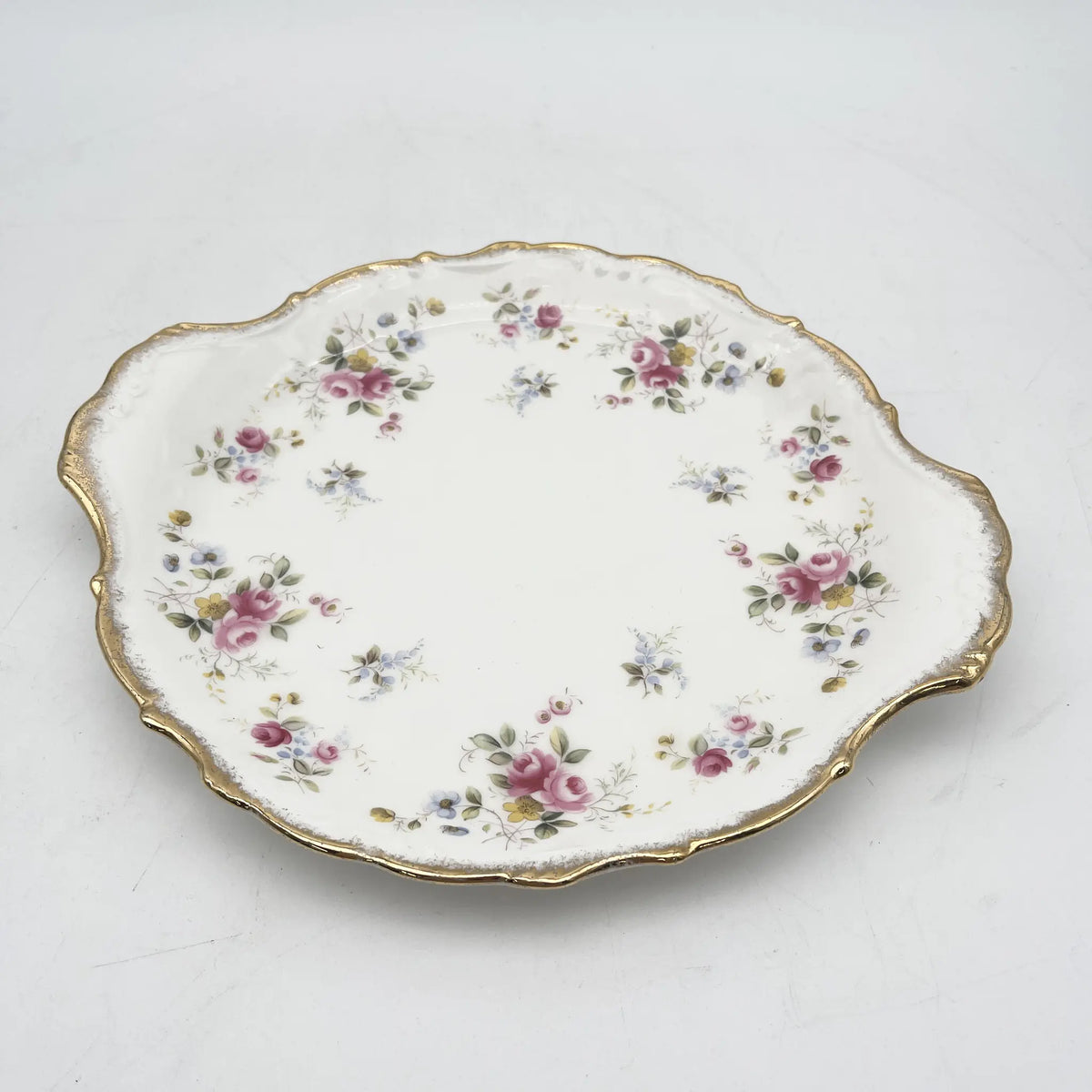 Royal Albert /主餐盘/ Tenderness / 1970s- / Bone China /英国/ 骨中国，花卉图案，花卉图案，英国葡萄酒，陶瓷，洛可可风格，古典西餐餐具，金彩装饰，金轮辋/[葡萄酒]