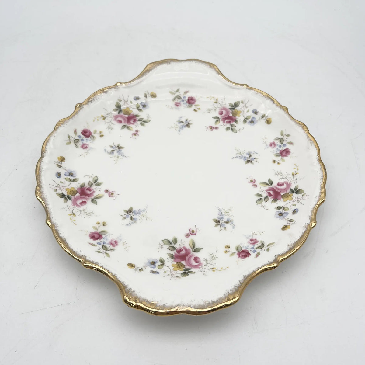 Royal Albert /主餐盘/ Tenderness / 1970s- / Bone China /英国/ 骨中国，花卉图案，花卉图案，英国葡萄酒，陶瓷，洛可可风格，古典西餐餐具，金彩装饰，金轮辋/[葡萄酒]