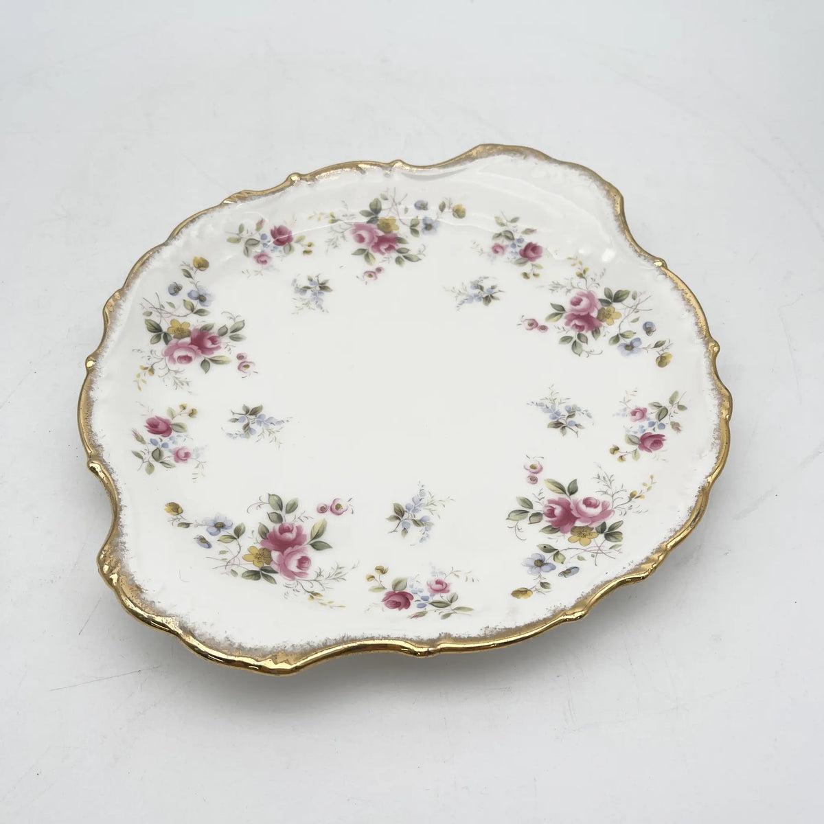 Royal Albert /主餐盘/ Tenderness / 1970s- / Bone China /英国/ 骨中国，花卉图案，花卉图案，英国葡萄酒，陶瓷，洛可可风格，古典西餐餐具，金彩装饰，金轮辋/[葡萄酒]