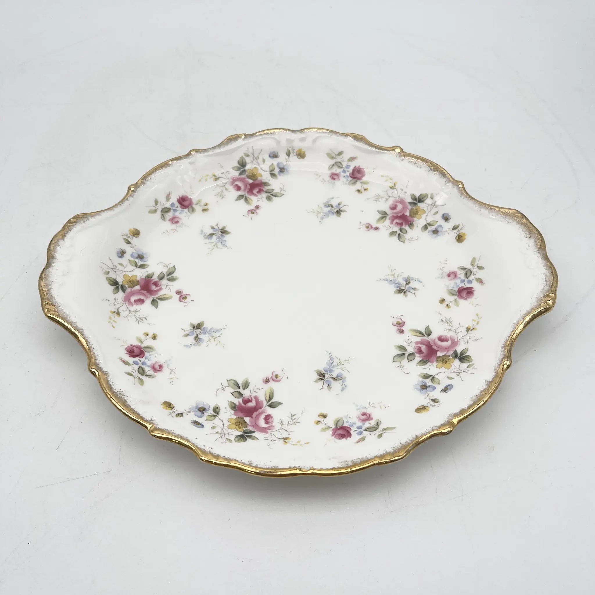 Royal Albert /主餐盘/ Tenderness / 1970s- / Bone China /英国/ 骨中国，花卉图案，花卉图案，英国葡萄酒，陶瓷，洛可可风格，古典西餐餐具，金彩装饰，金轮辋/[葡萄酒]