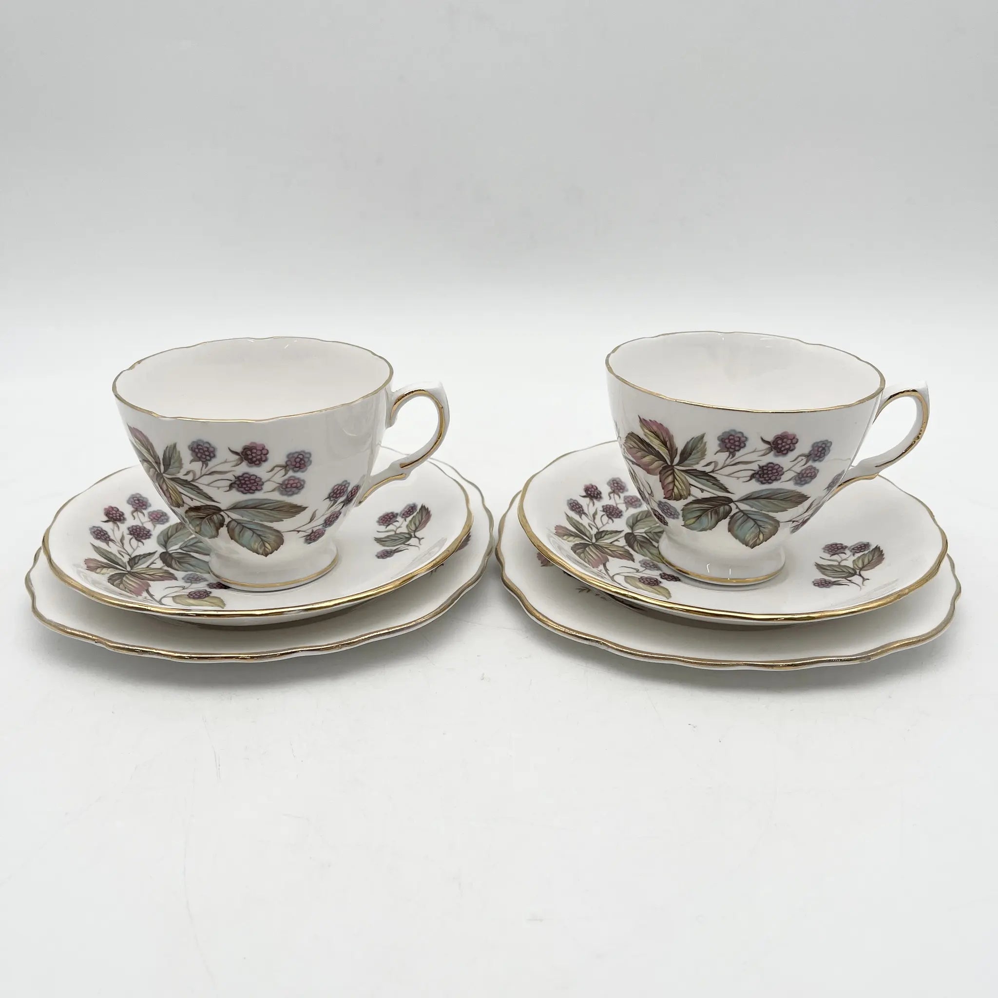 Royal Malvern / トリオ(C&S+デザートプレート)2P / 20C中頃 / Bone China / イギリス / ブラックベリー, 金彩 / [ビンテージ]