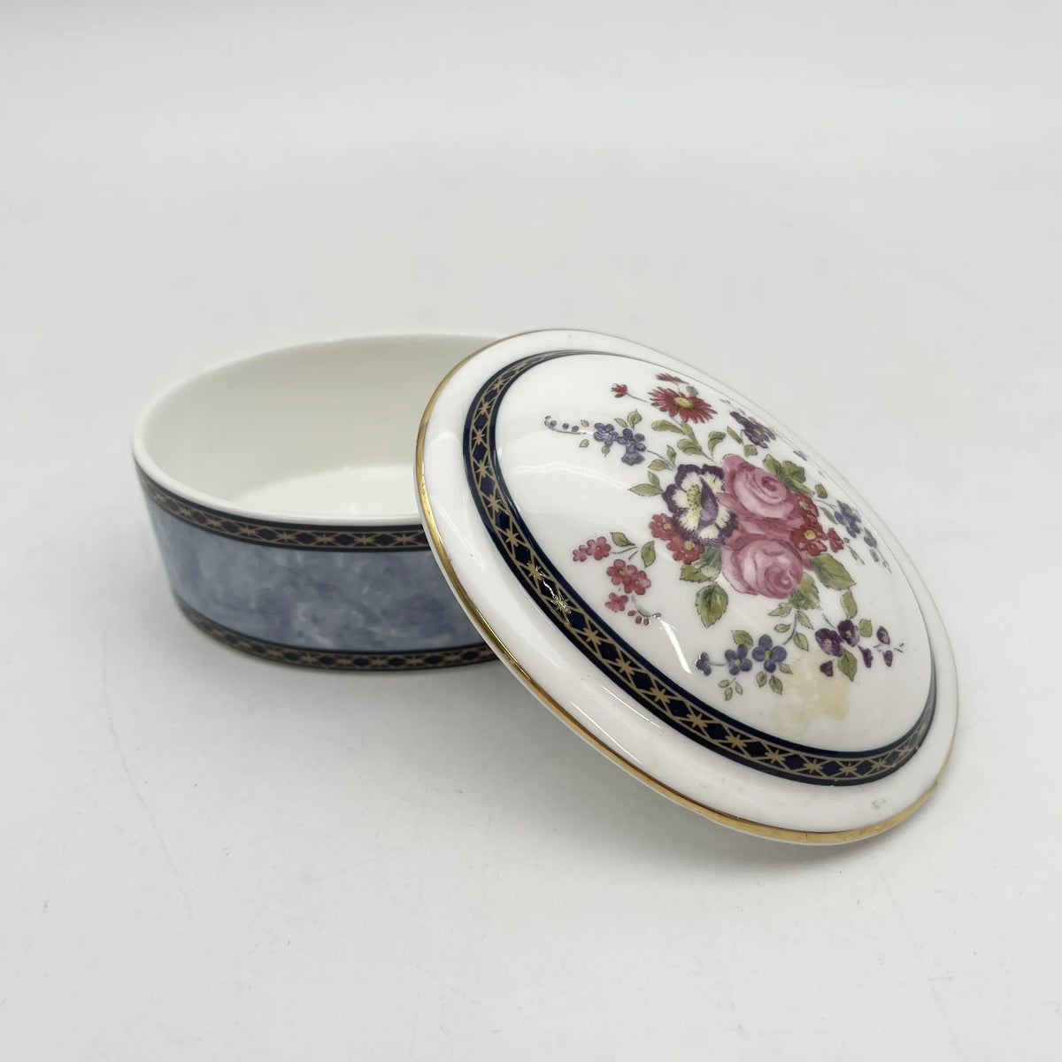 Royal Doulton（皇家道尔顿）/小盒/ CENTENNIAL ROSE (CENTENNIAL ROSE) /瓷器/英国/ 金彩，椭圆形，带盖，花卉图案，洛可可风格，古董风格，西洋陶瓷/[复古]