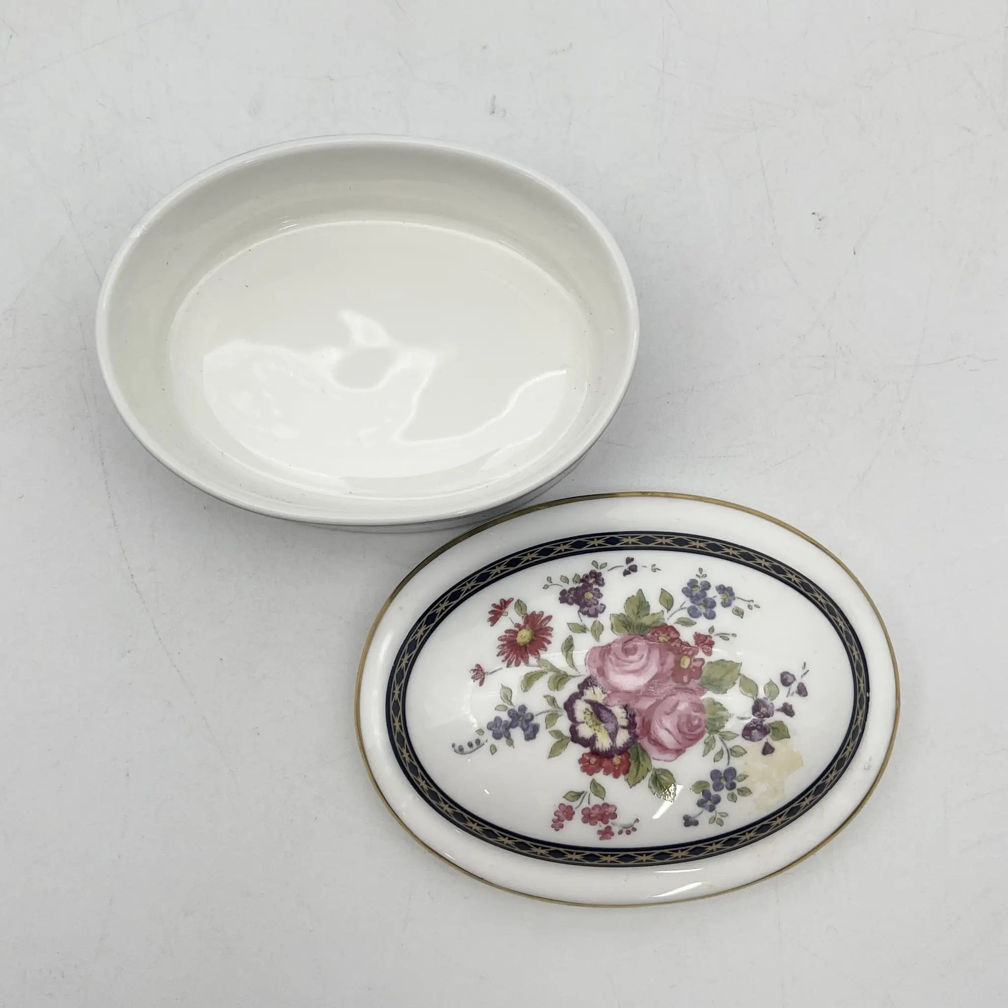 Royal Doulton（皇家道尔顿）/小盒/ CENTENNIAL ROSE (CENTENNIAL ROSE) /瓷器/英国/ 金彩，椭圆形，带盖，花卉图案，洛可可风格，古董风格，西洋陶瓷/[复古]