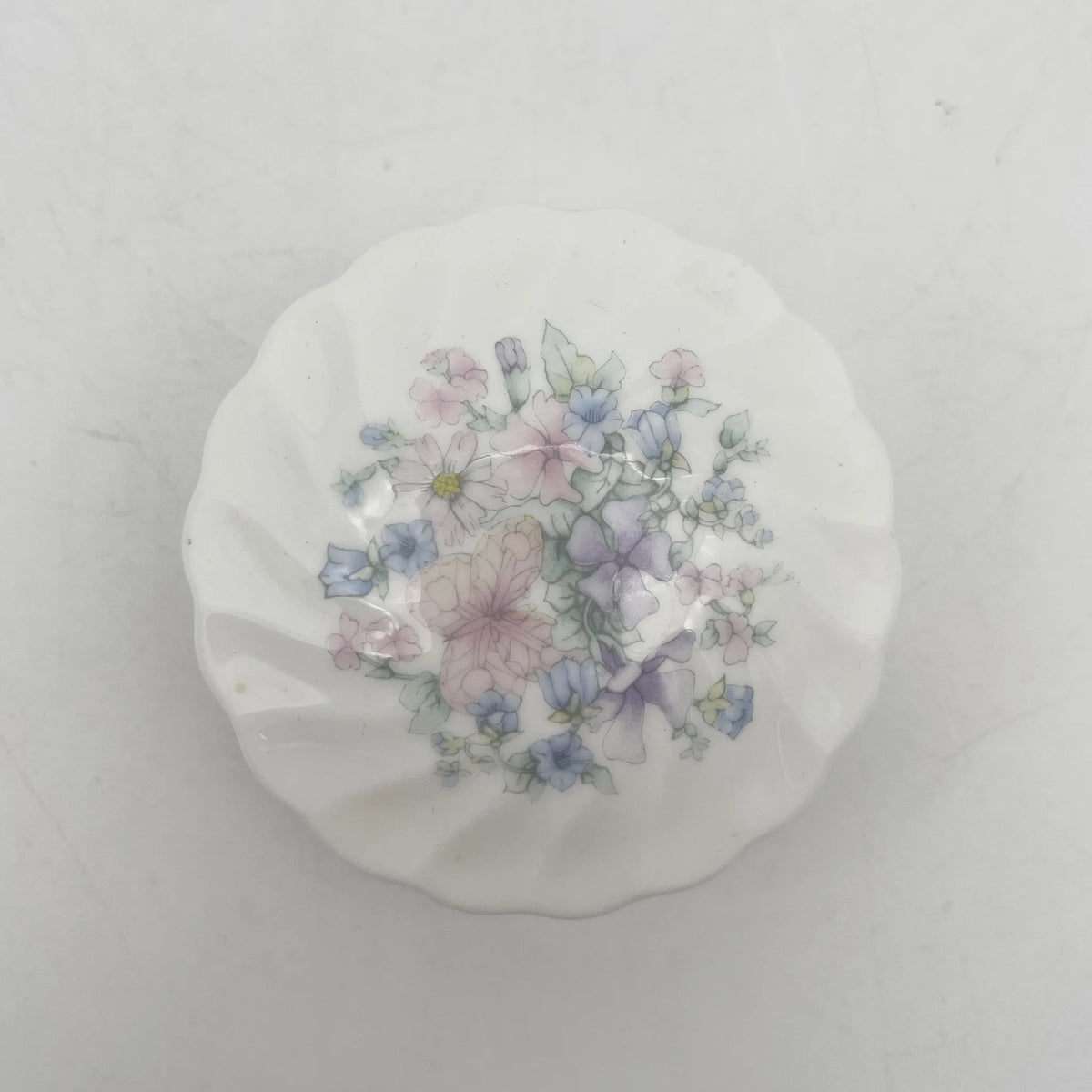 Wedgwood /小盒/ Angela / 1980s /骨骼中国/英国/ 带盖，贝壳形，螺旋形，洛可可风格，古董风格，西洋陶瓷/[复古]