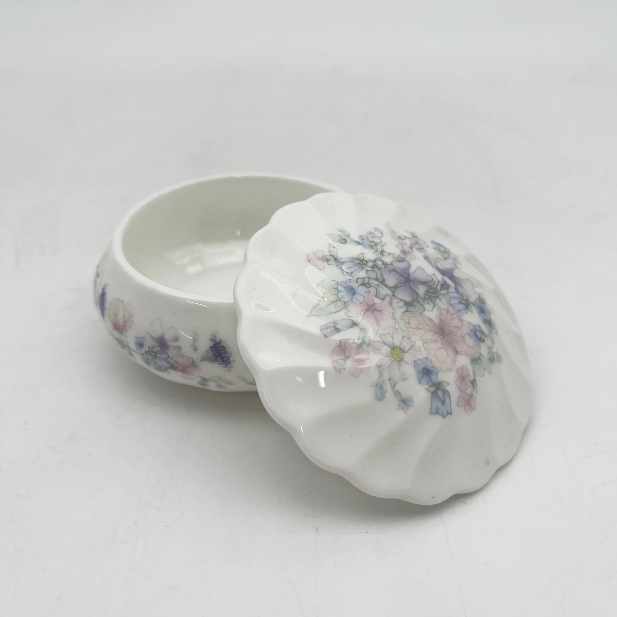 Wedgwood /小盒/ Angela / 1980s /骨骼中国/英国/ 带盖，贝壳形，螺旋形，洛可可风格，古董风格，西洋陶瓷/[复古]