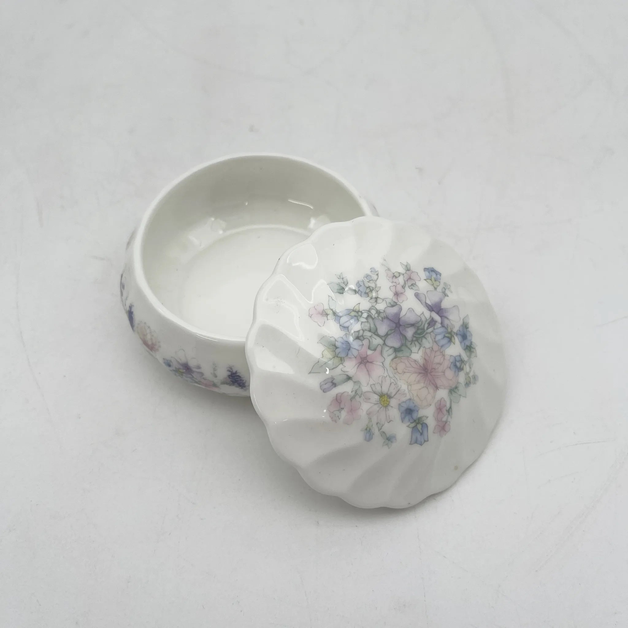 Wedgwood /小盒/ Angela / 1980s /骨骼中国/英国/ 带盖，贝壳形，螺旋形，洛可可风格，古董风格，西洋陶瓷/[复古]