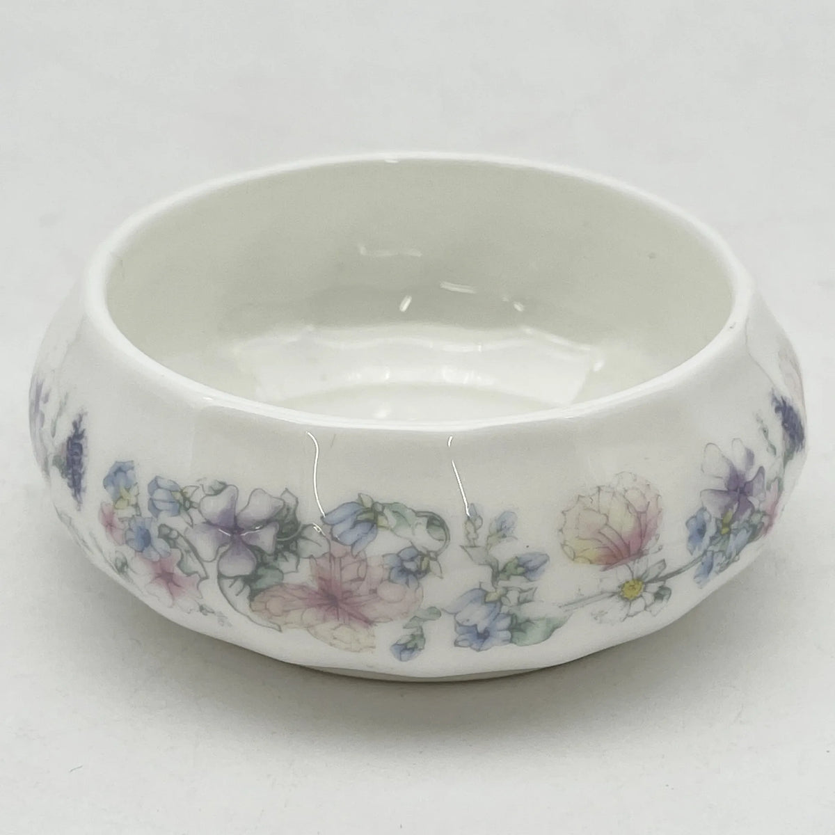 Wedgwood /小盒/ Angela / 1980s /骨骼中国/英国/ 带盖，贝壳形，螺旋形，洛可可风格，古董风格，西洋陶瓷/[复古]