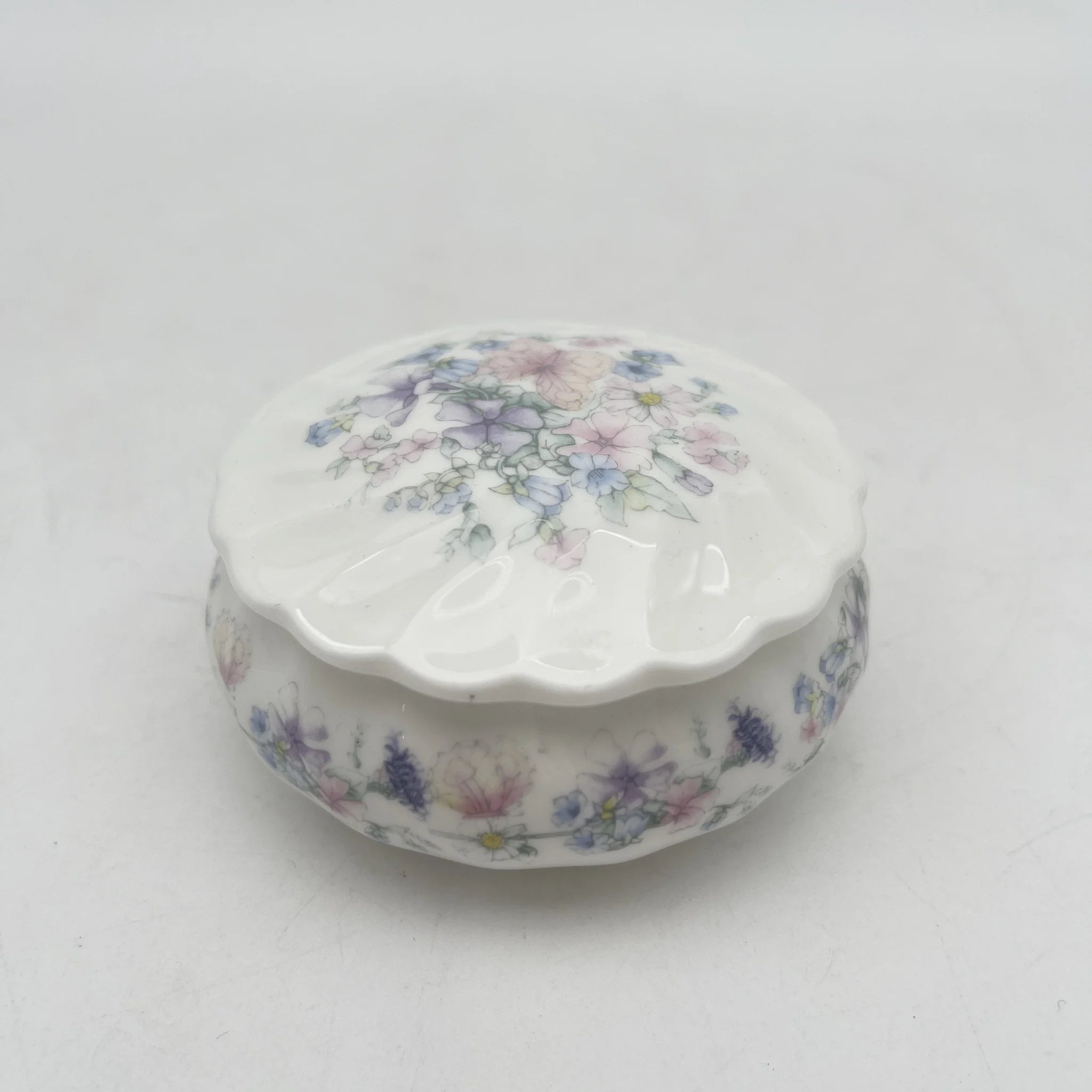 Wedgwood /小盒/ Angela / 1980s /骨骼中国/英国/ 带盖，贝壳形，螺旋形，洛可可风格，古董风格，西洋陶瓷/[复古]
