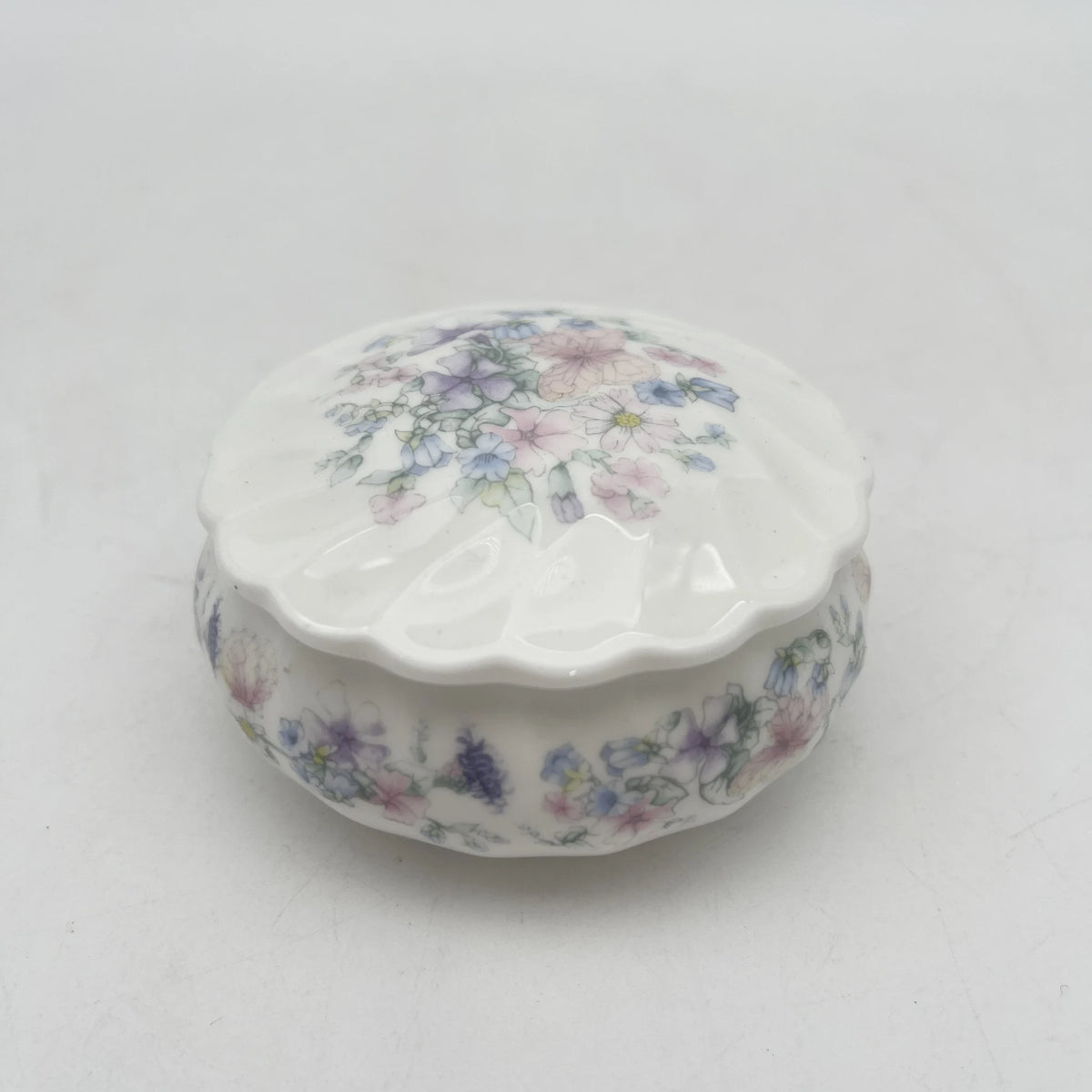 Wedgwood /小盒/ Angela / 1980s /骨骼中国/英国/ 带盖，贝壳形，螺旋形，洛可可风格，古董风格，西洋陶瓷/[复古]