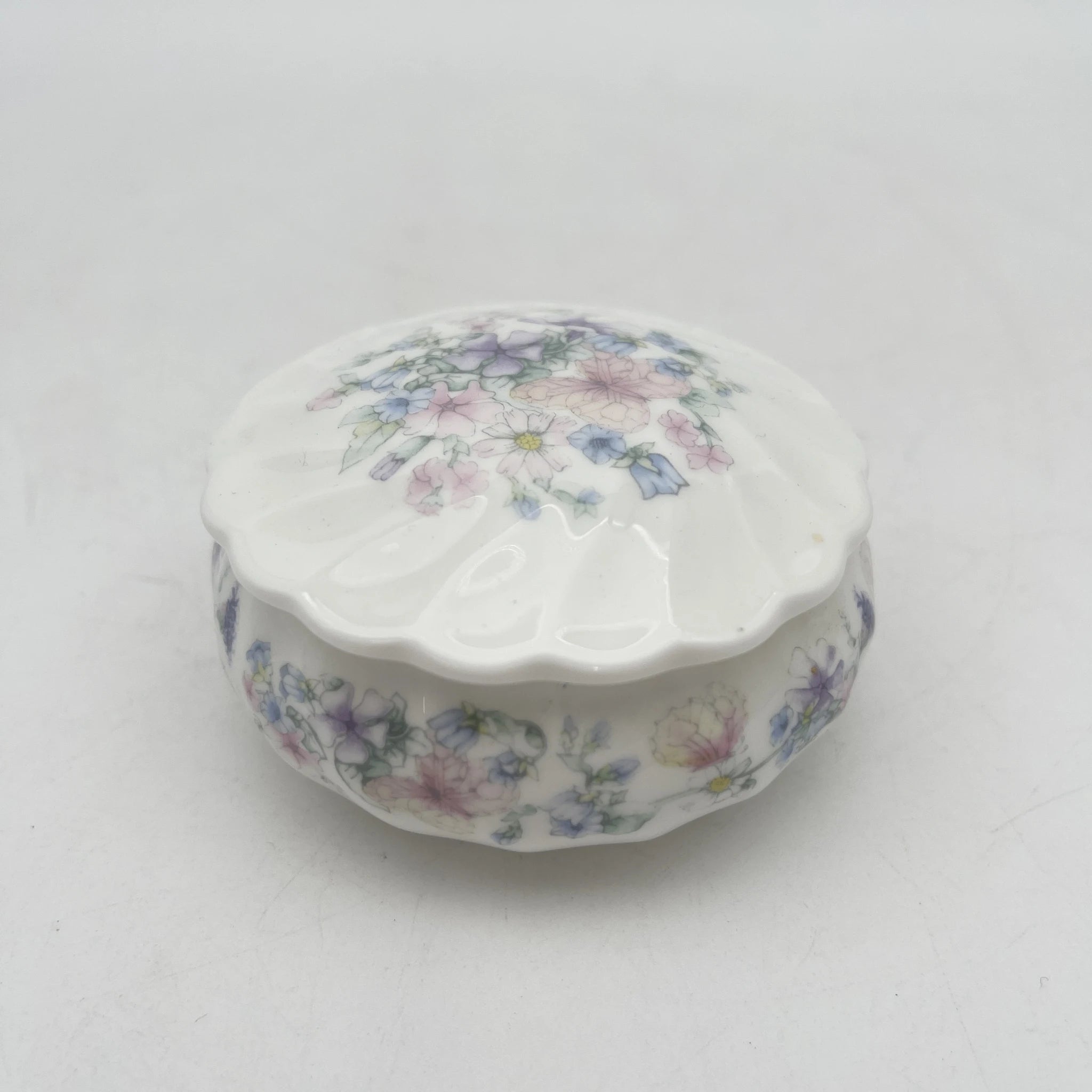 Wedgwood /小盒/ Angela / 1980s /骨骼中国/英国/ 带盖，贝壳形，螺旋形，洛可可风格，古董风格，西洋陶瓷/[复古]