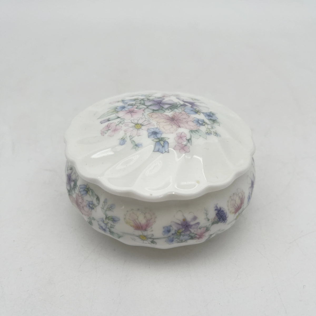 Wedgwood /小盒/ Angela / 1980s /骨骼中国/英国/ 带盖，贝壳形，螺旋形，洛可可风格，古董风格，西洋陶瓷/[复古]