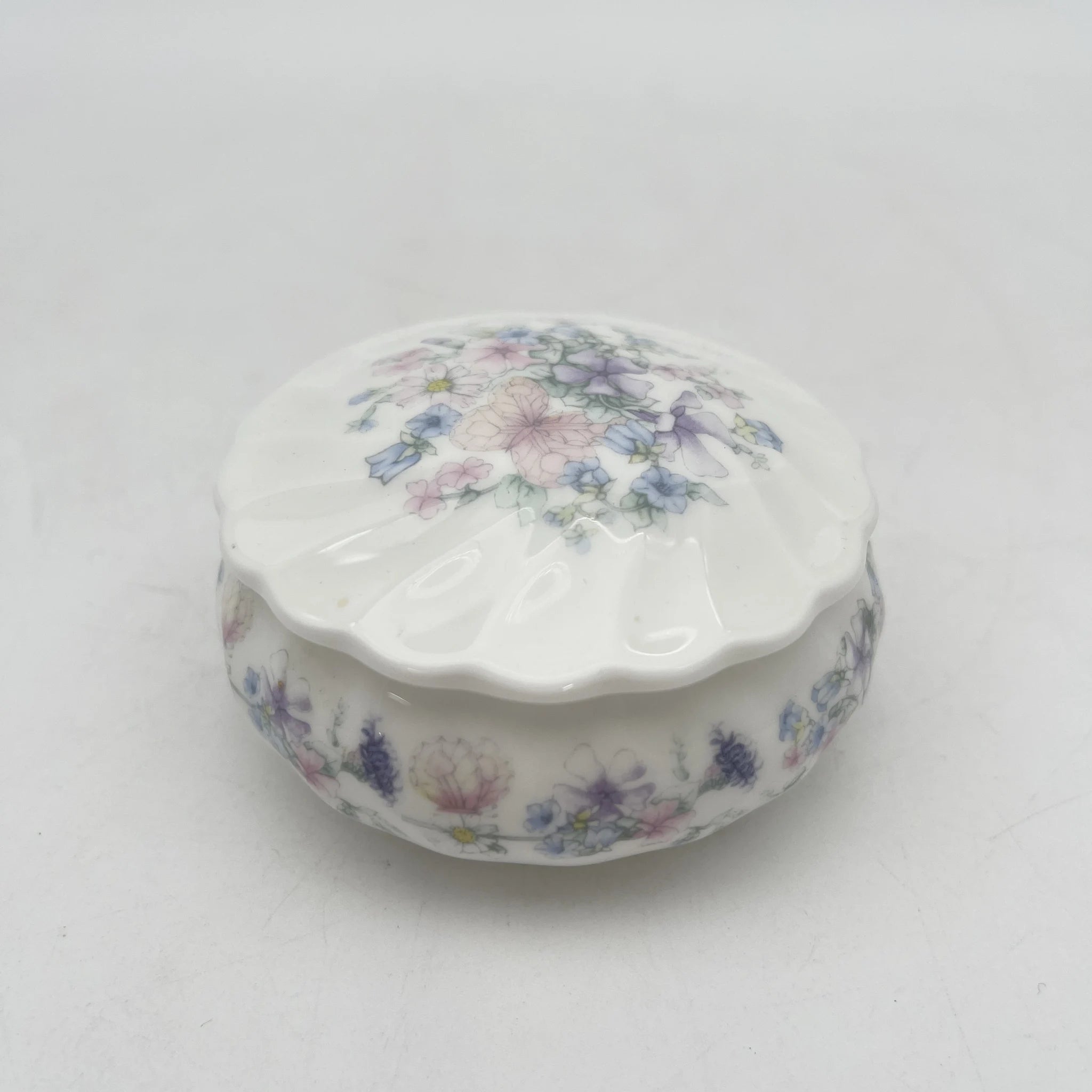 Wedgwood /小盒/ Angela / 1980s /骨骼中国/英国/ 带盖，贝壳形，螺旋形，洛可可风格，古董风格，西洋陶瓷/[复古]