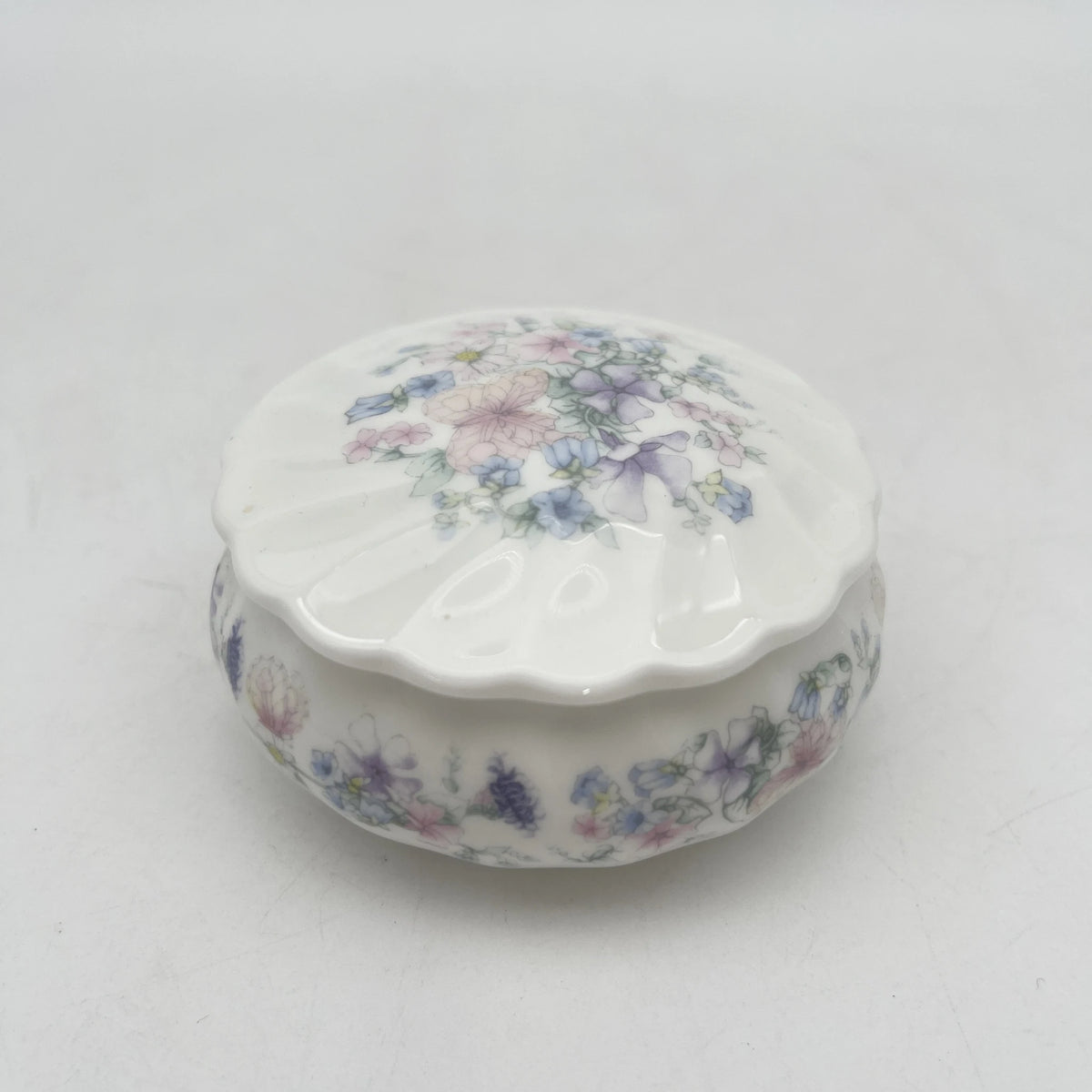 Wedgwood /小盒/ Angela / 1980s /骨骼中国/英国/ 带盖，贝壳形，螺旋形，洛可可风格，古董风格，西洋陶瓷/[复古]