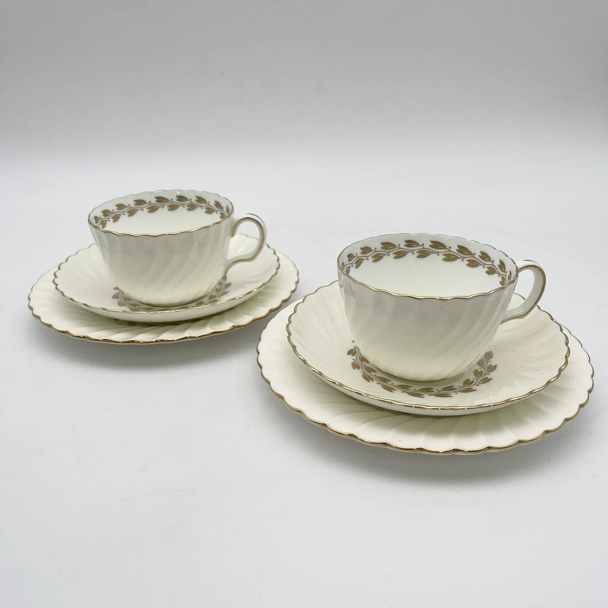 MINTON（ミントン） / トリオ（C&S＋デザートプレート）2P / 1900s- / 磁器 / イギリス / スワールフルーテッド,金彩月桂樹,ゴールドトリム / [アンティーク]