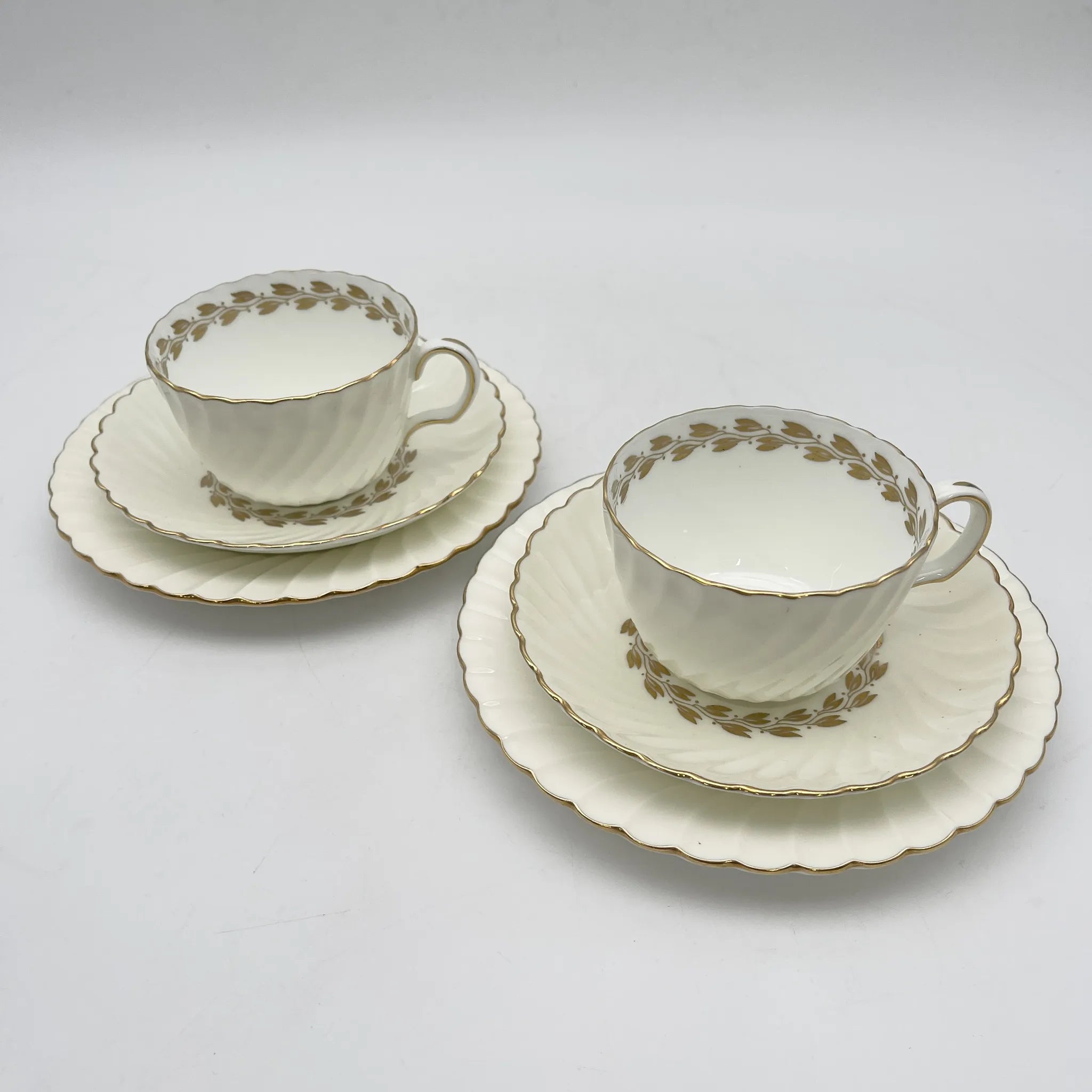 MINTON（ミントン） / トリオ（C&S＋デザートプレート）2P / 1900s- / 磁器 / イギリス / スワールフルーテッド,金彩月桂樹,ゴールドトリム / [アンティーク]