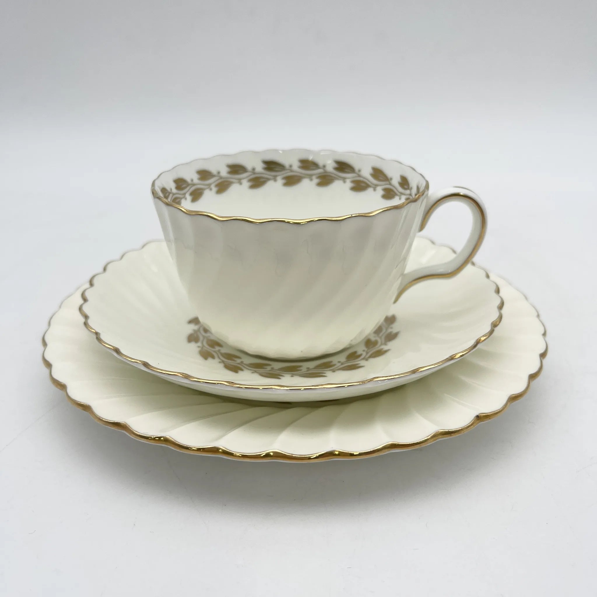 MINTON（ミントン） / トリオ（C&S＋デザートプレート）2P / 1900s- / 磁器 / イギリス / スワールフルーテッド,金彩月桂樹,ゴールドトリム / [アンティーク]