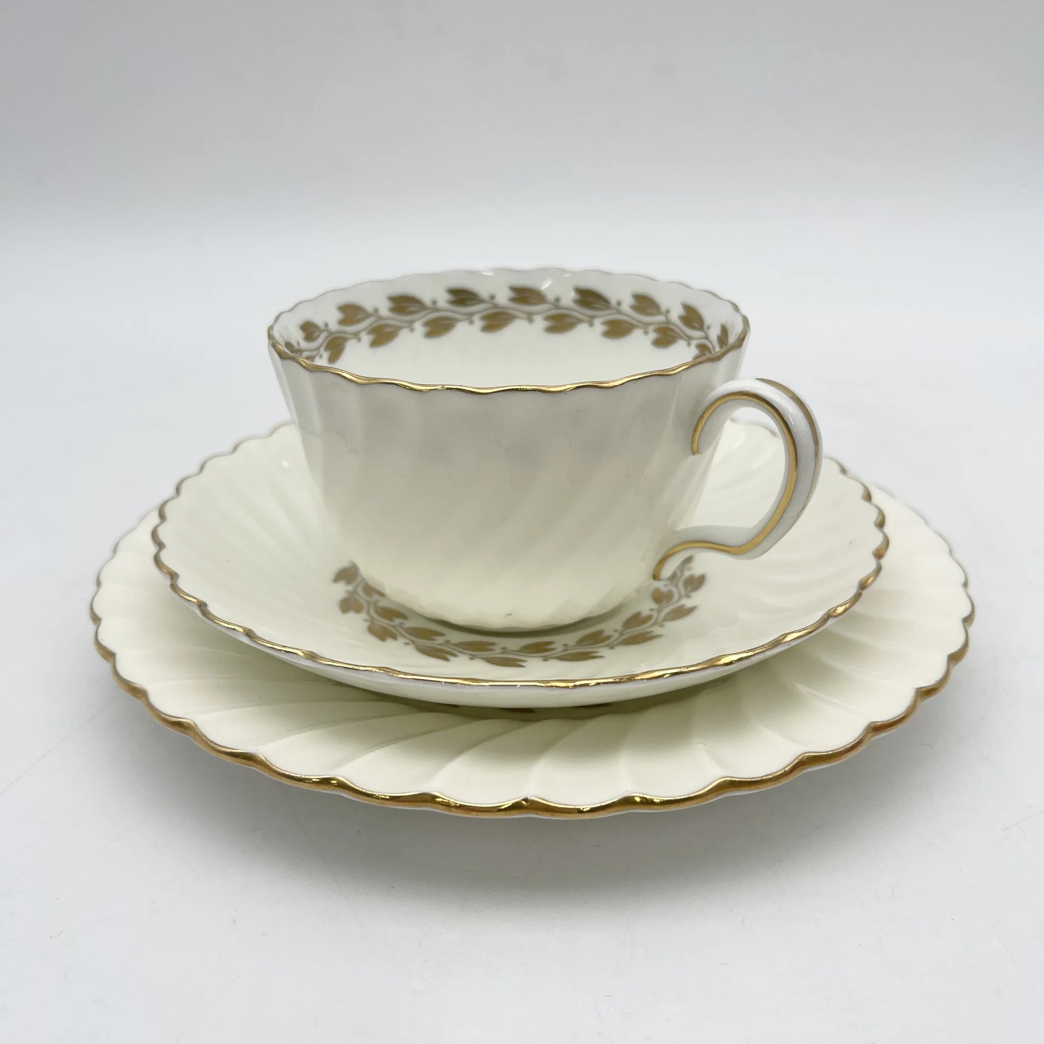 MINTON（ミントン） / トリオ（C&S＋デザートプレート）2P / 1900s- / 磁器 / イギリス / スワールフルーテッド,金彩月桂樹,ゴールドトリム / [アンティーク]