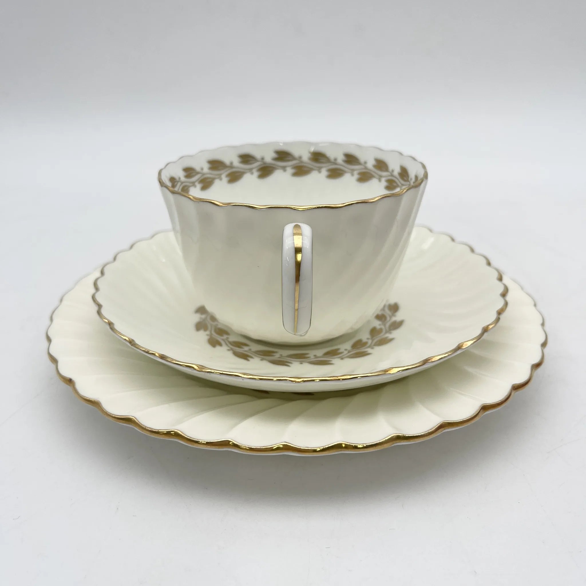 MINTON（ミントン） / トリオ（C&S＋デザートプレート）2P / 1900s- / 磁器 / イギリス / スワールフルーテッド,金彩月桂樹,ゴールドトリム / [アンティーク]
