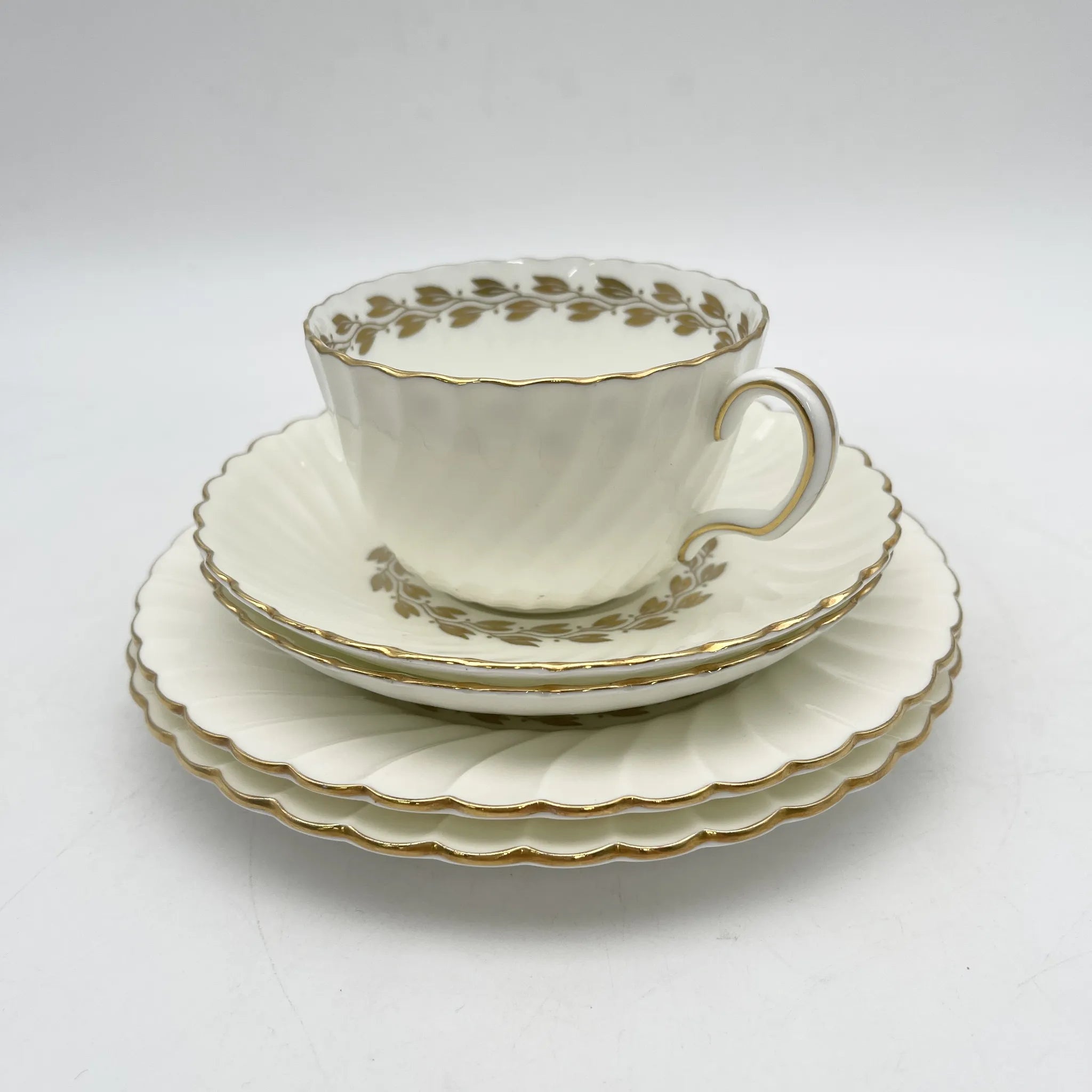 [Antique] Trio (C&S + dessert plate) + saucer, dessert plate