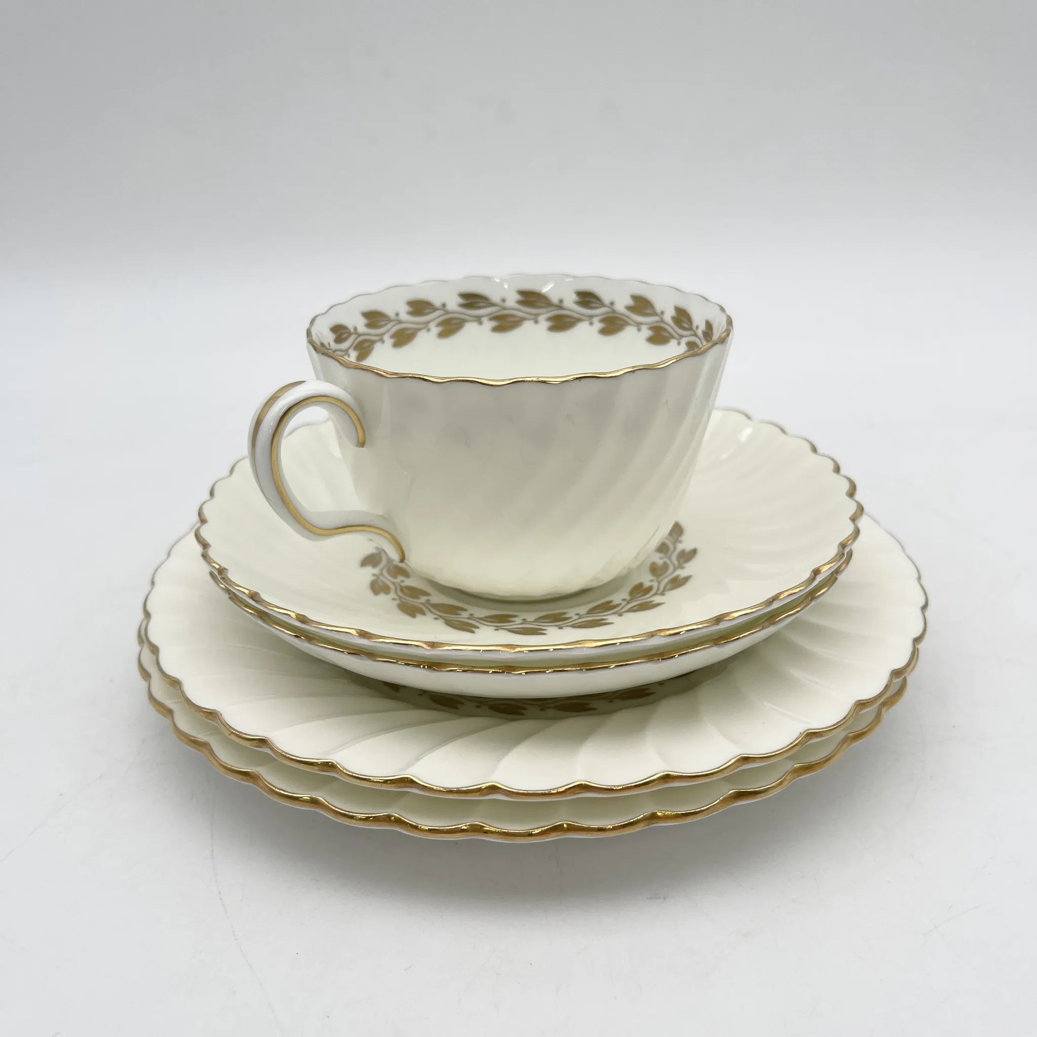 MINTON（ミントン） / トリオ（C&S+デザートプレート）+ソーサー，デザートプレート / 1900s- / 磁器 / イギリス / スワールフルーテッド,金彩月桂樹,ゴールドトリム / [アンティーク]